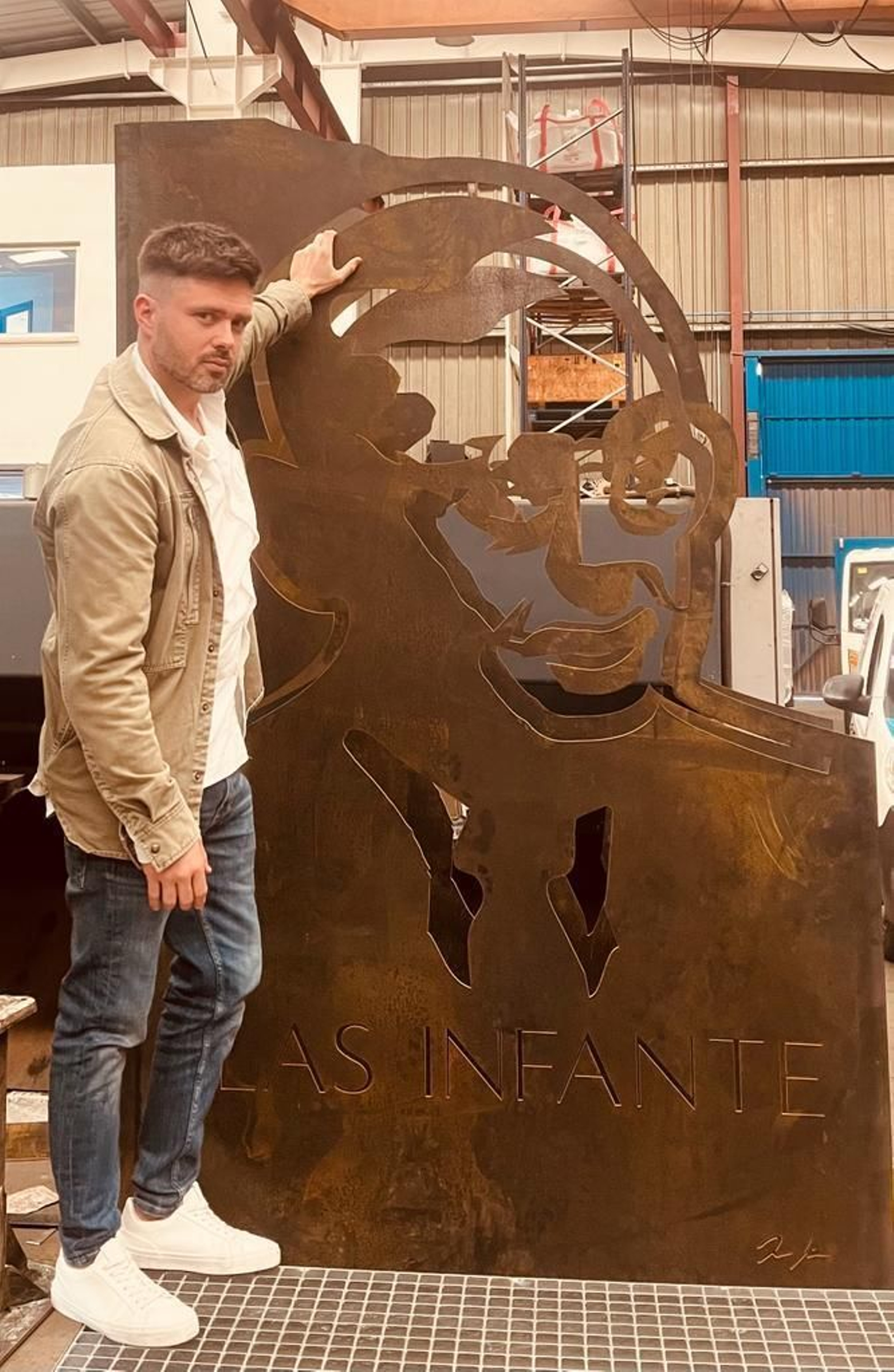 Juan Sierra y su obra de Blas Infante recién terminada.