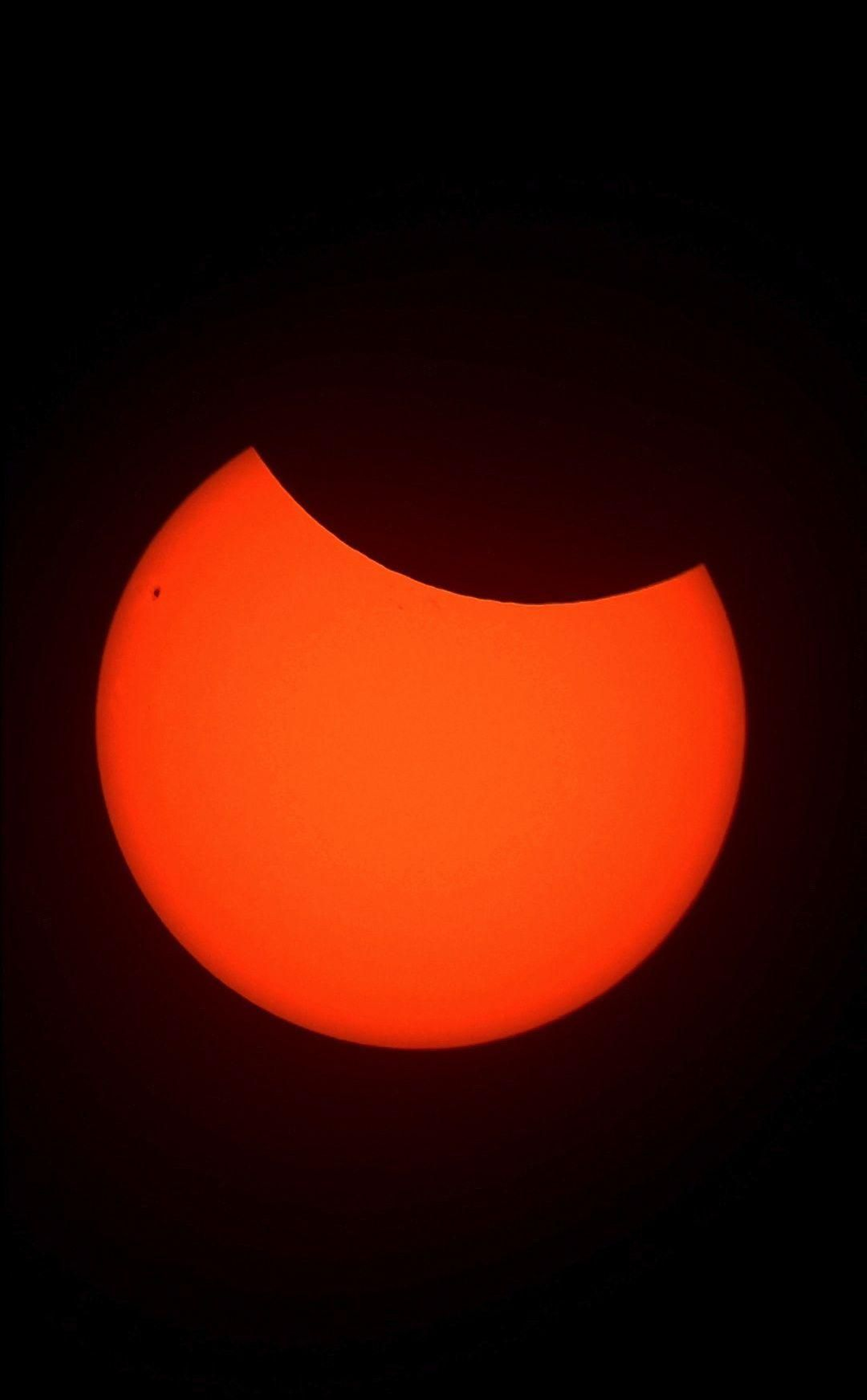 Las mejores imágenes del eclipse solar parcial que se ha podido ver desde Andalucía