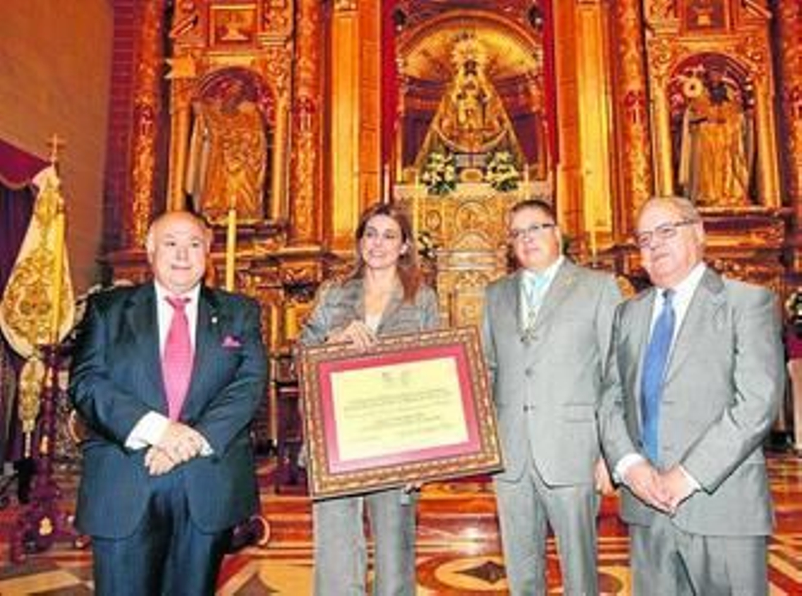 Momento de la recogida del reconocimiento por parte de Paloma Ruiz-Mateos, ayer.