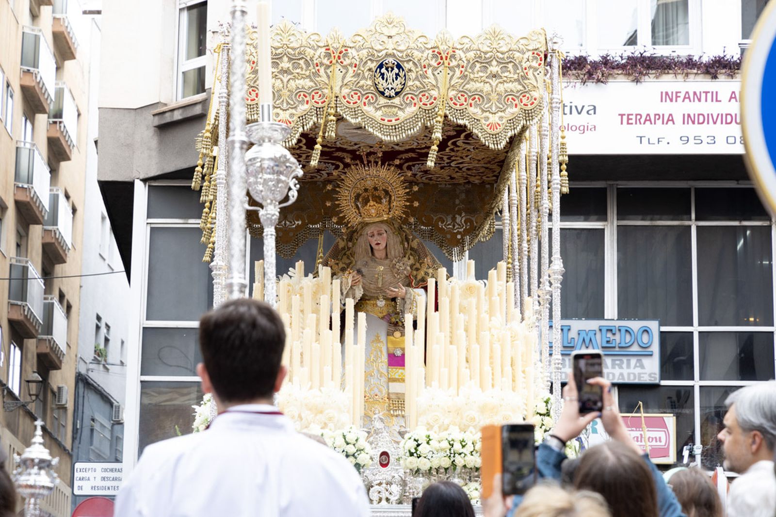 Los jiennenses se echan a la calle para presenciar la primera de las procesiones de la jornada: la Borriquilla (II)