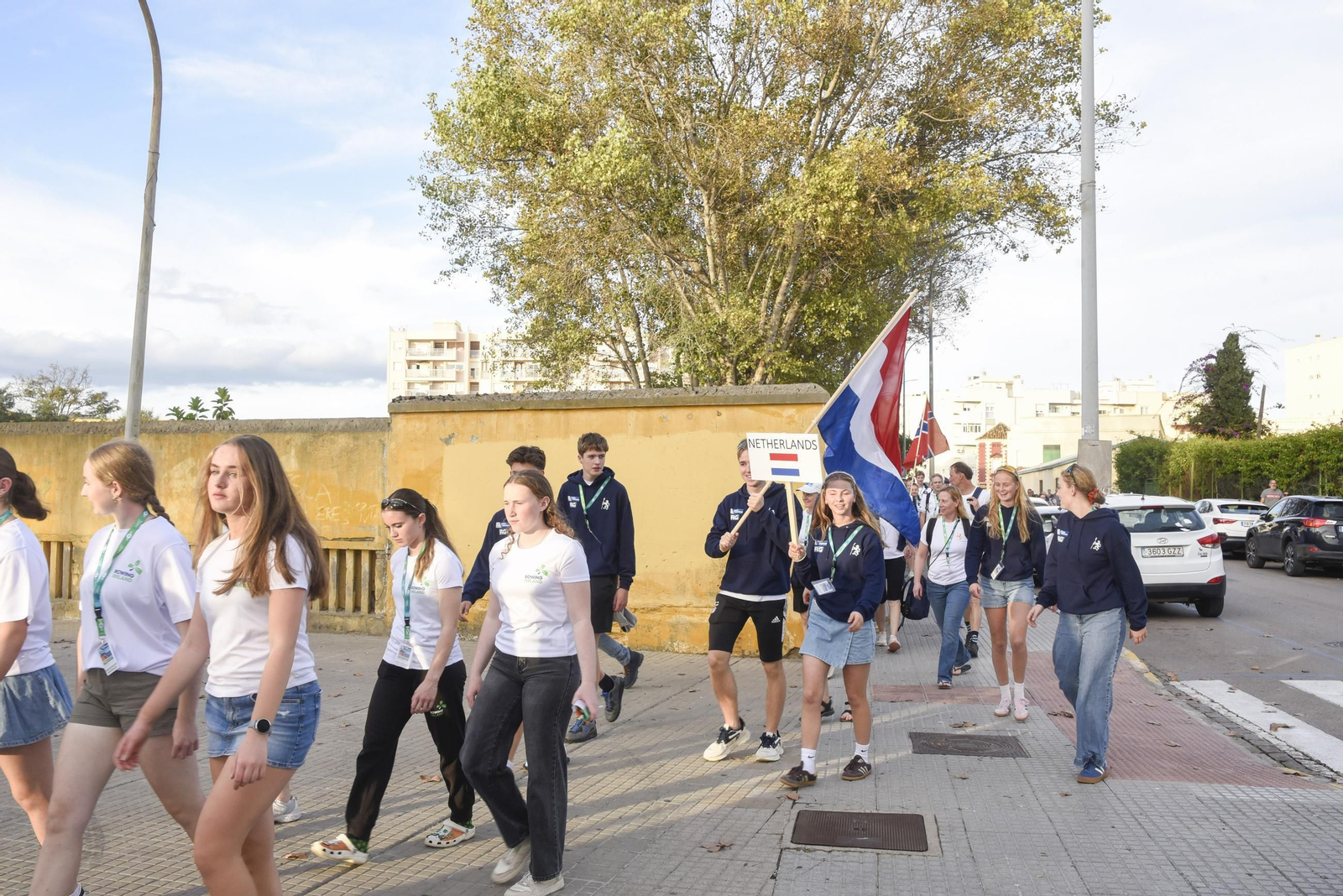 Las fotos del desfile de participantes de la Copa de la Juventud Europea de remo beach sprint de La Línea