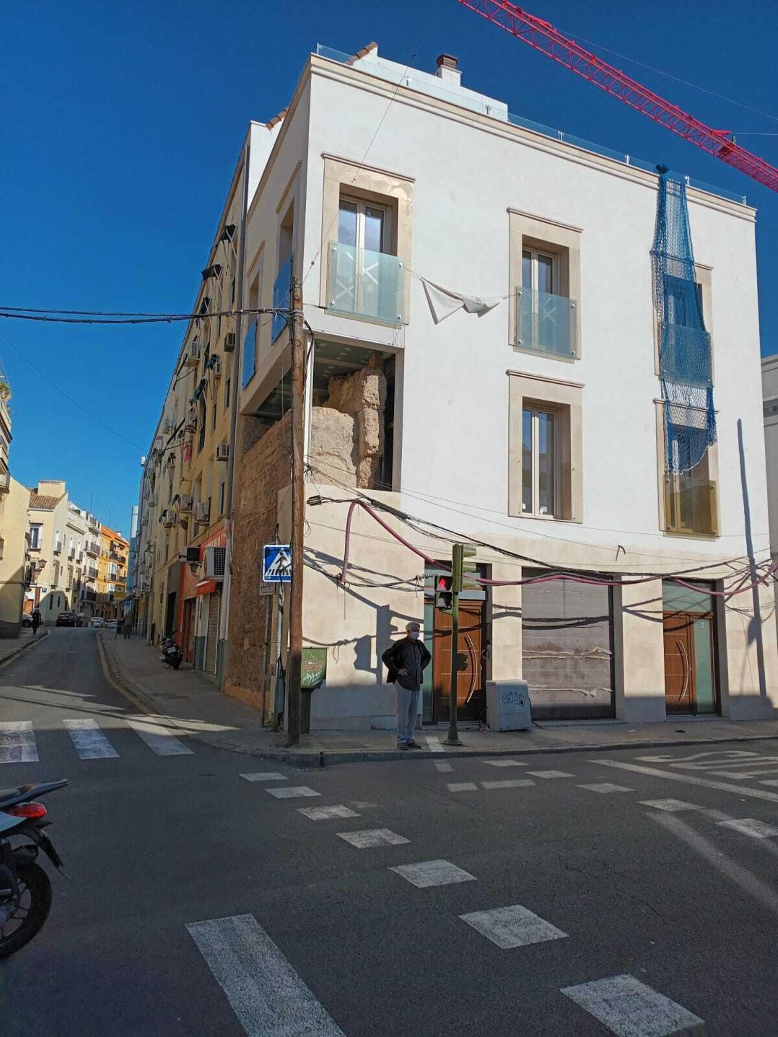 Puerta Osario: agresión a la muralla.