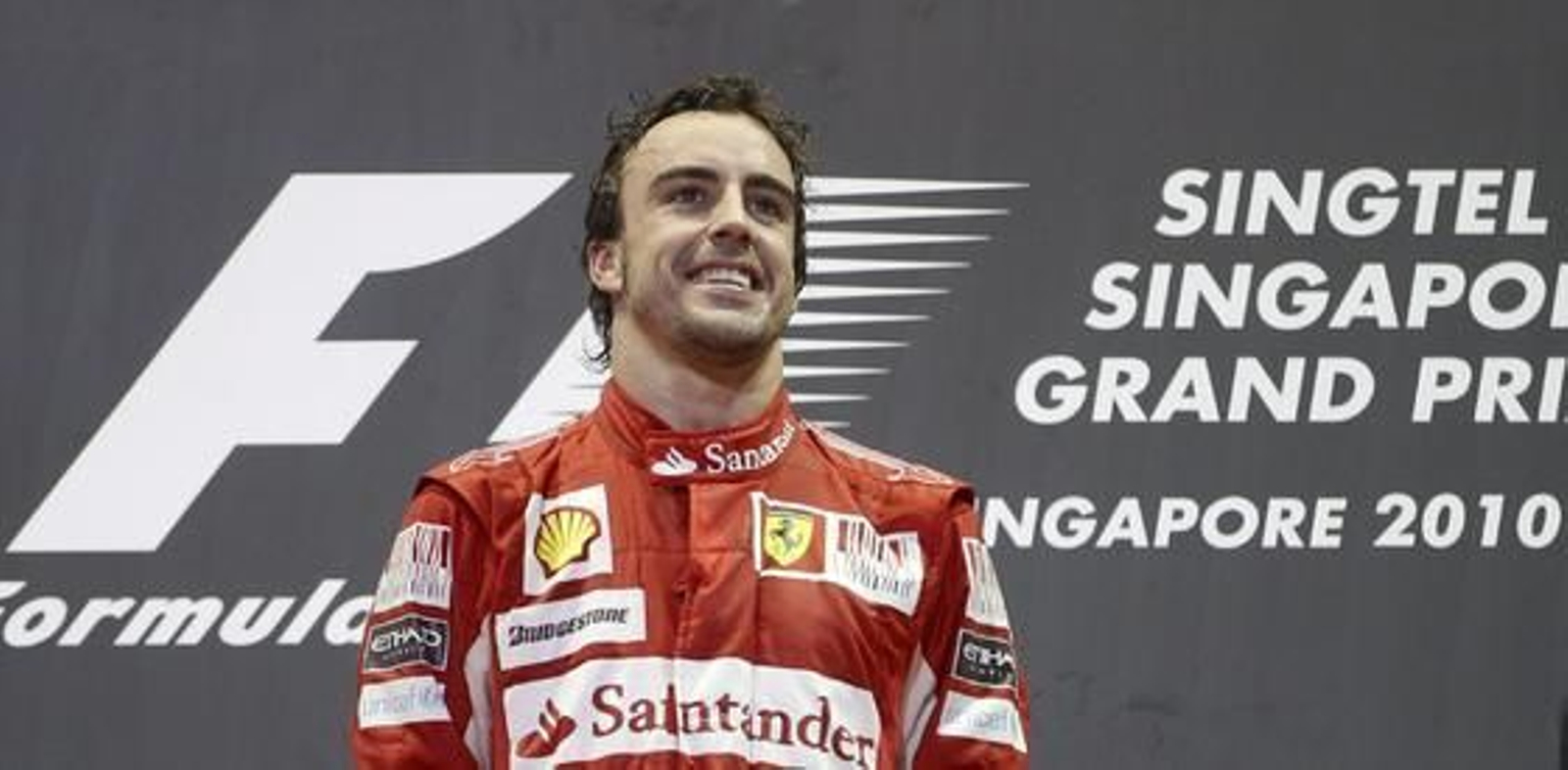 Fernando Alonso se acerca al liderato del Mundial tras ganar el Gran Premio de Singapur. / EFE