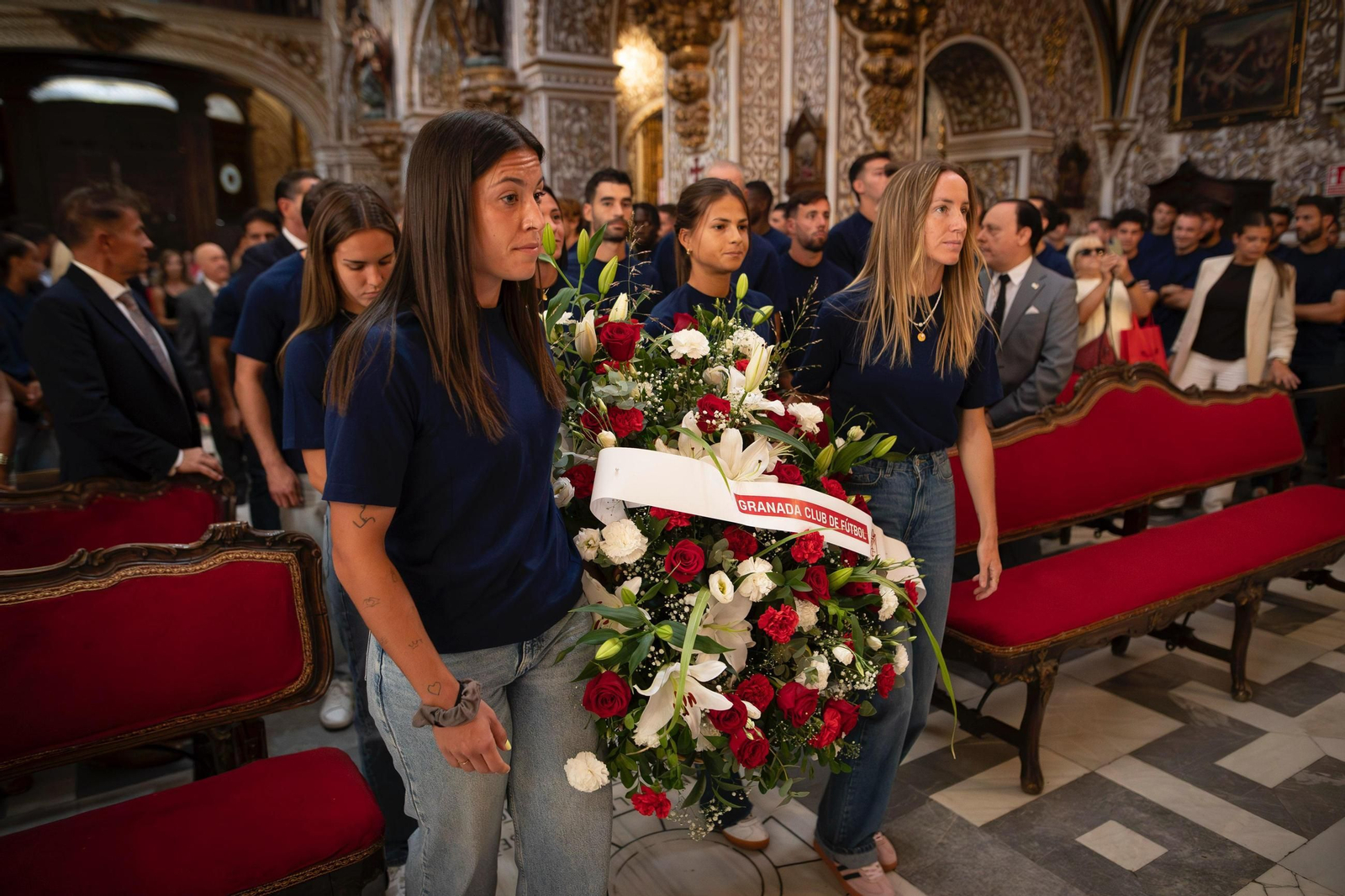 Las imágenes de la ofrenda del Granada CF a la Virgen de las Angustias