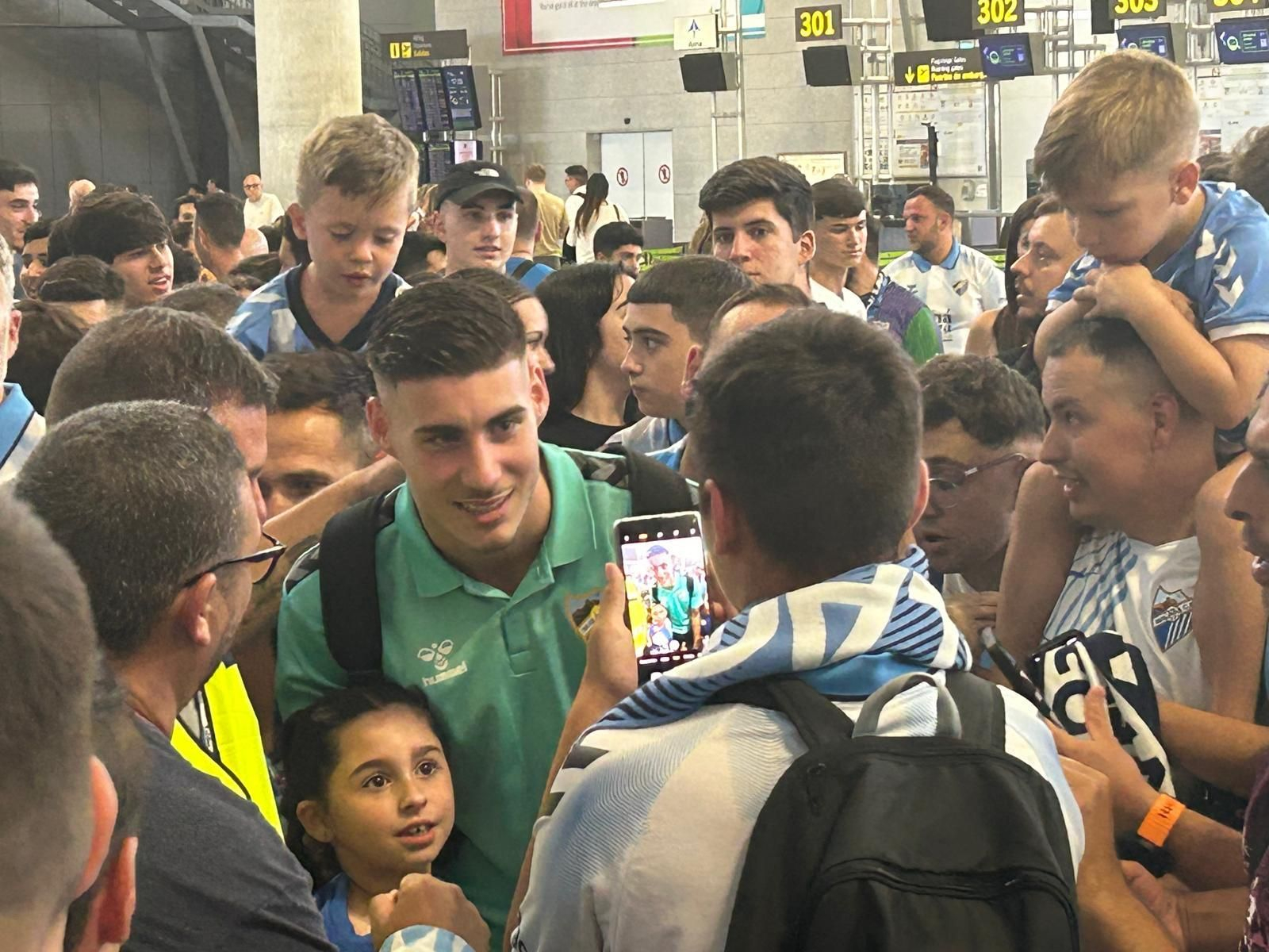 Las fotos de la afición despidiendo al Málaga en el aeropuerto