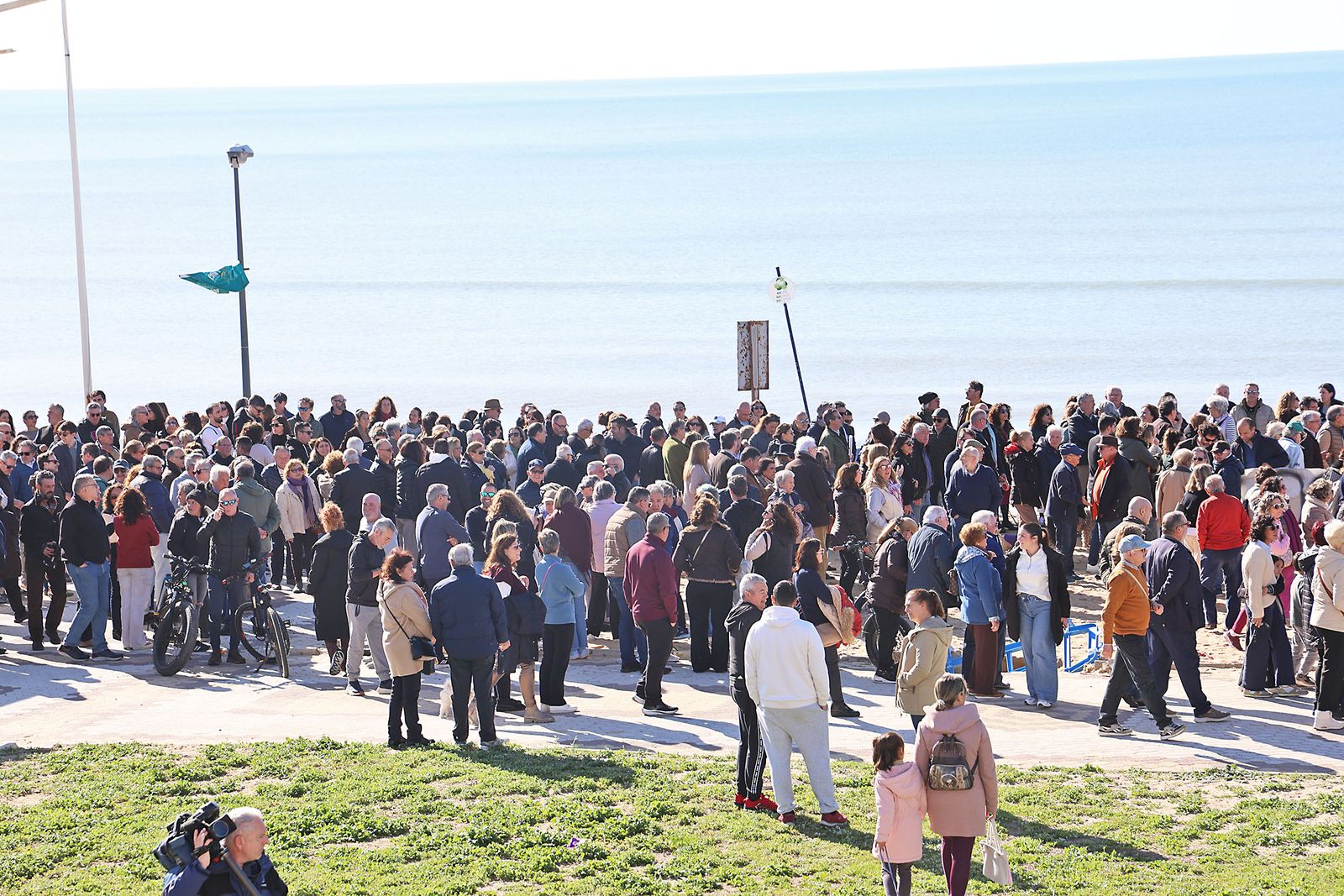 Fotografías de la concentración de los vecinos de Matalascañas tras los destrozos del paseo marítimo
