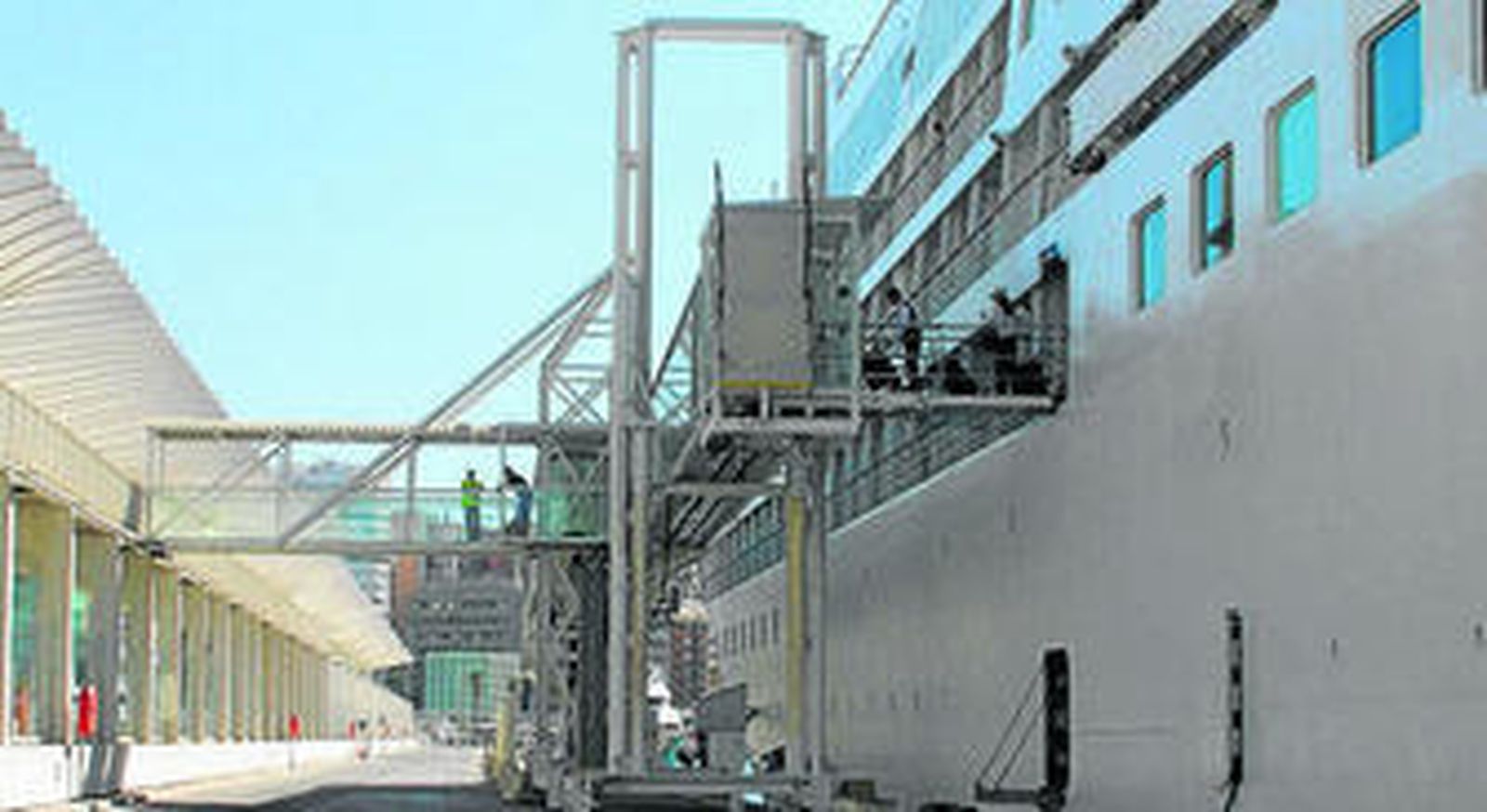 La pasarela acoplada al 'Silver Cloud' como un 'finger' de avión.