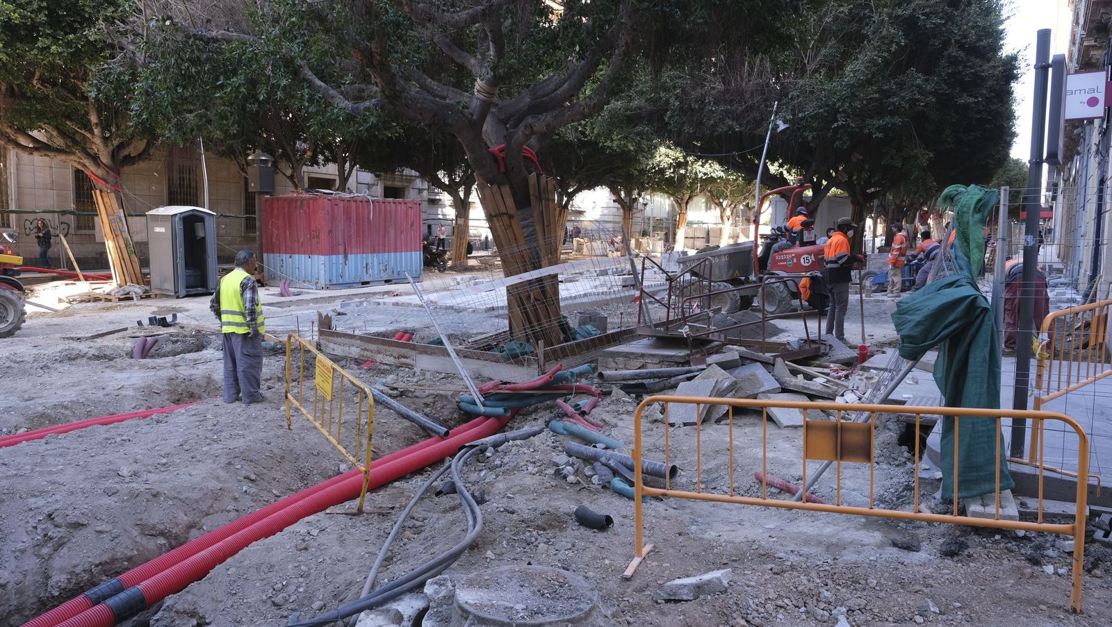 Las imágenes de la modificación de los parterres del Paseo de Almería