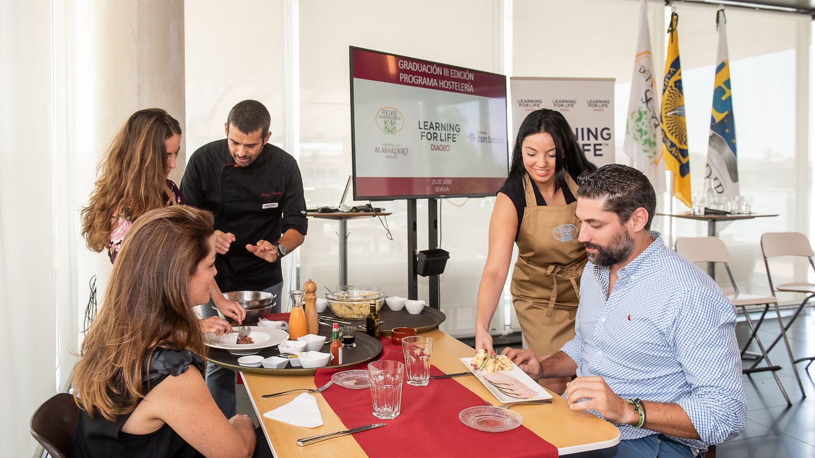 El evento sirvió como punto de encuentro entre empresas e instituciones vinculadas con el sector hostelero que ha permitido a los estudiantes dar un paso más en sus inicios en el mercado laboral.