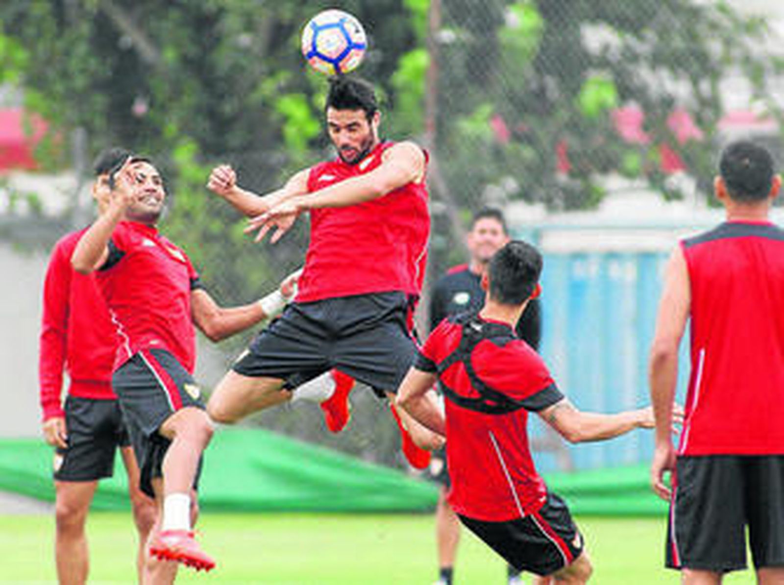 Iborra salta de cabeza por un balón durante el entrenamiento de ayer.