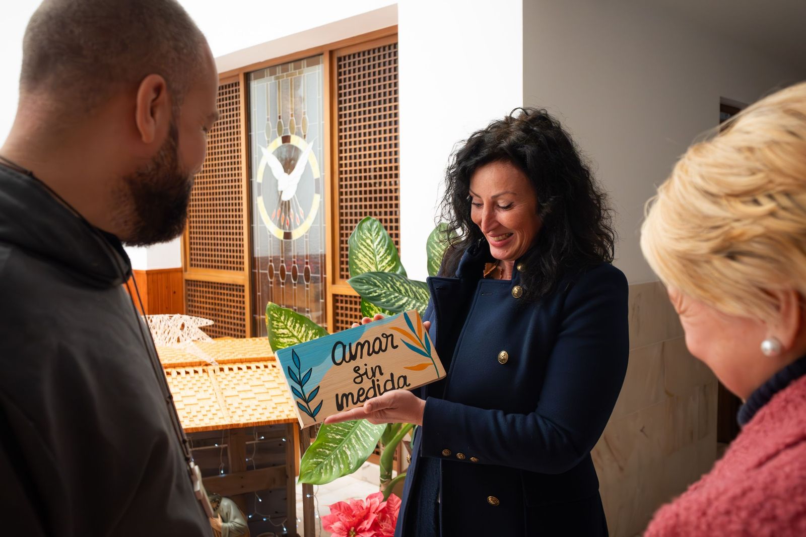 La alcaldesa felicita la Navidad al personal del Centro de Acogida y a los turnos de guardia de Bomberos y Policía Loca