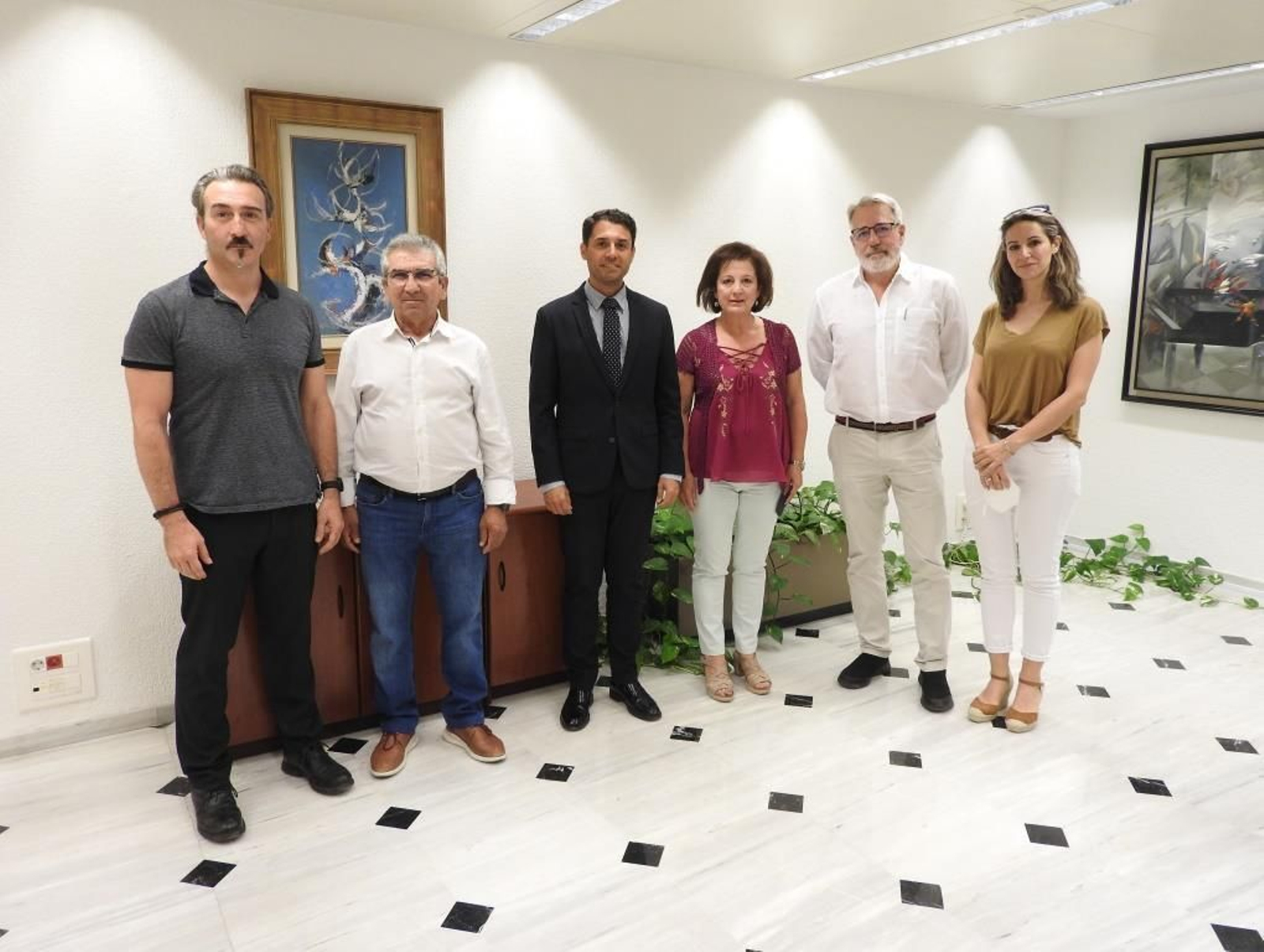 Leopoldo Izquierdo y Juan Miguel Luque, junto a los responsables de Iemakaie, Autismo y Acojer.