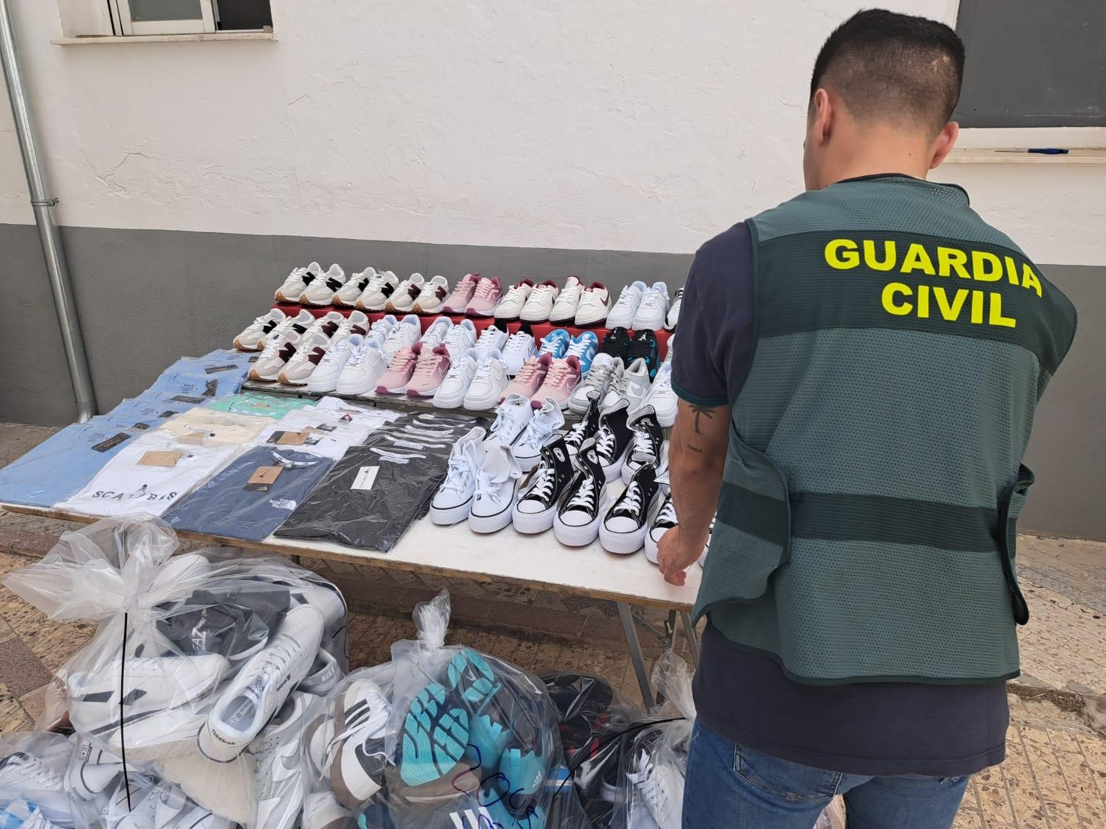 La Guardia Civil incauta material falsificado La Guardia Civil incauta material falsificado
