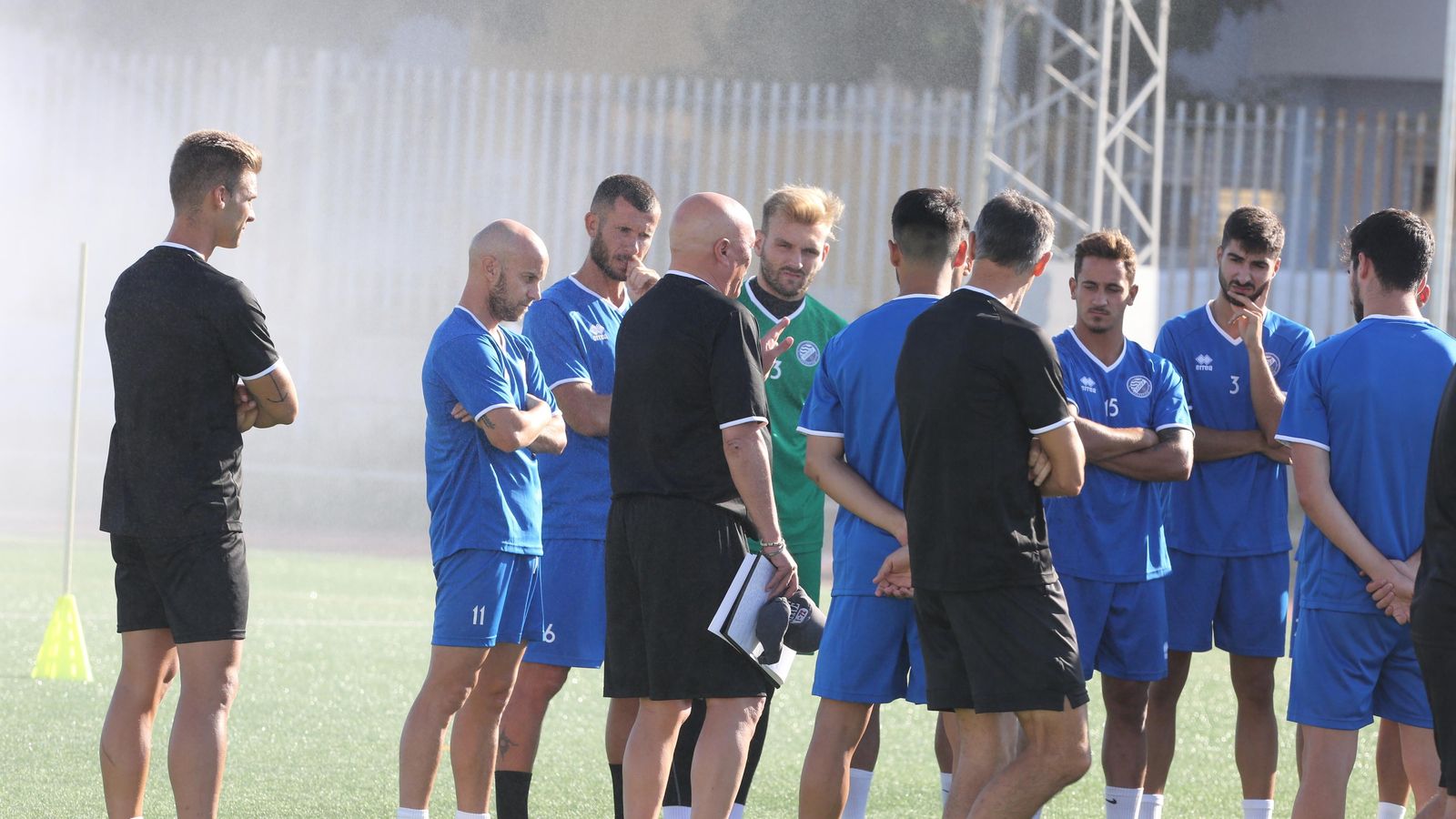Javi Casares, atento a las explicaciones de Andrés García Tébar.