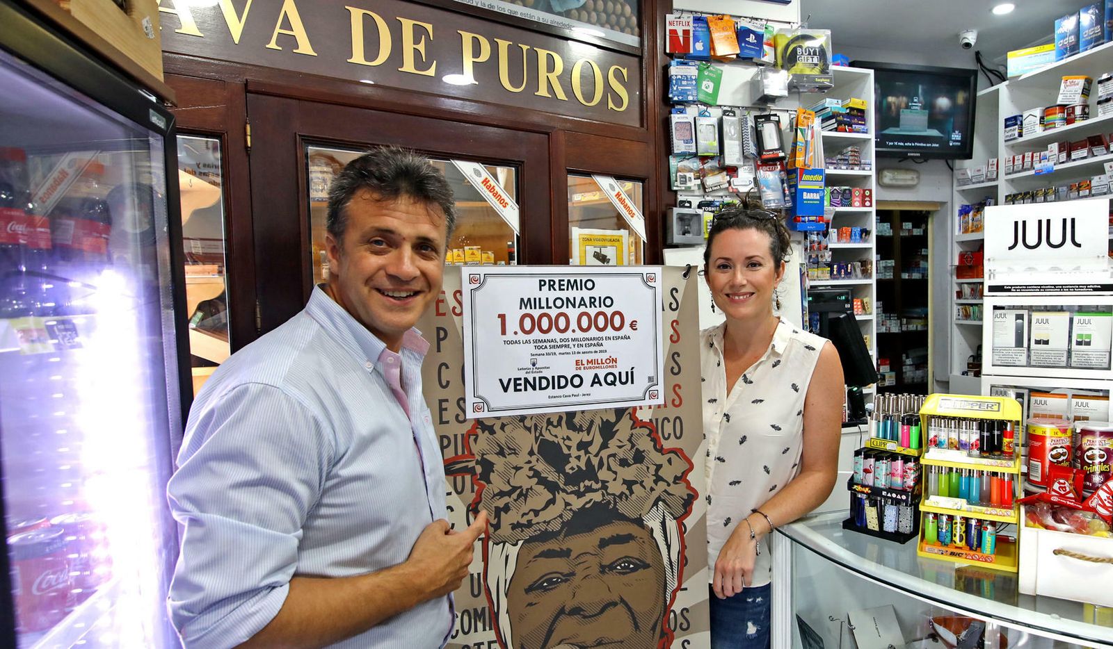 Esteban León y María Naharro, dueños del estanco, posan con el premio