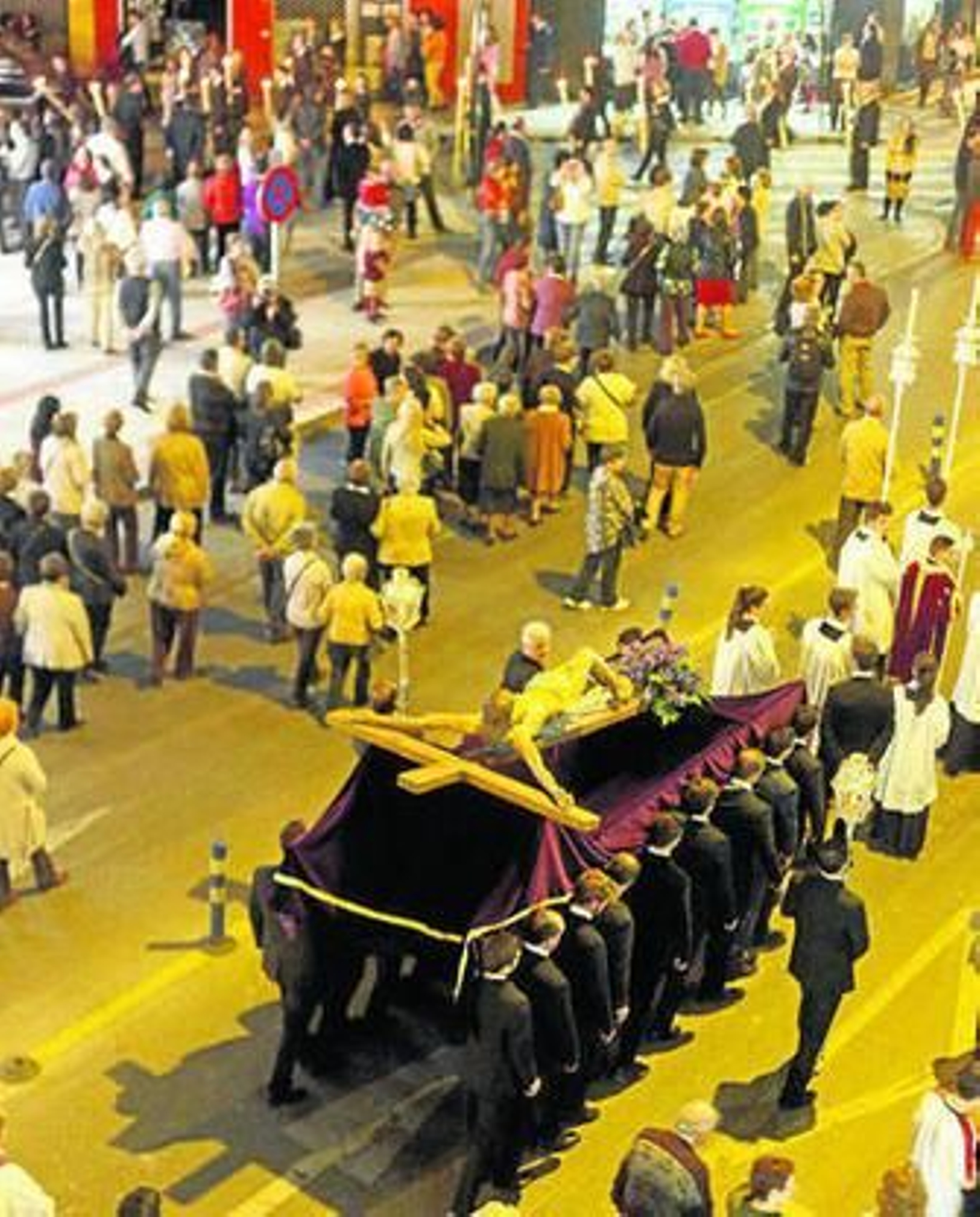 El Viacrucis recorrió las calles del barrio.