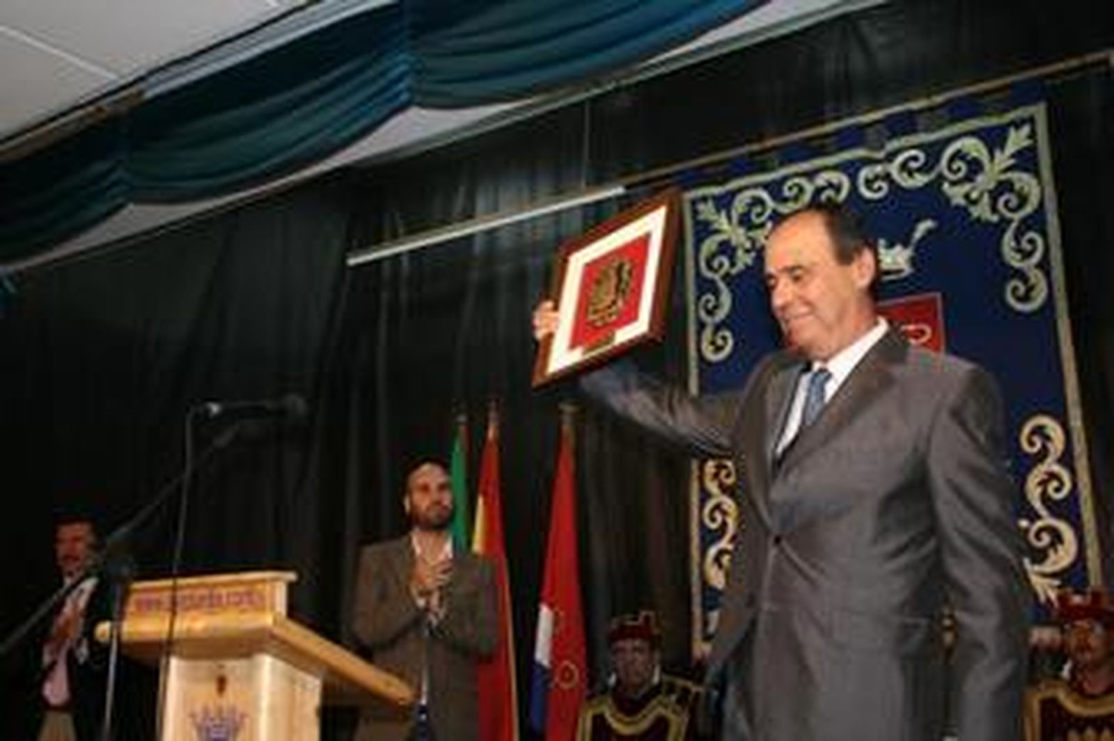 Fermín Franco recoge emocionado el reconocimiento.