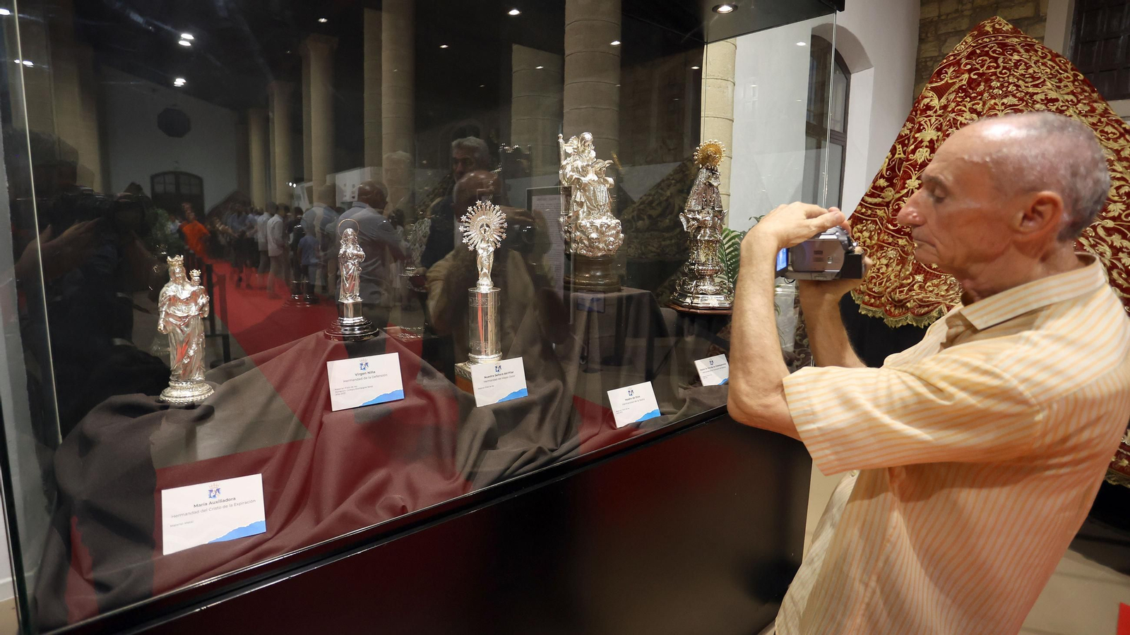 Inauguración de la exposición de mantos de vírgenes dentro de los actos de la Magna Mariana