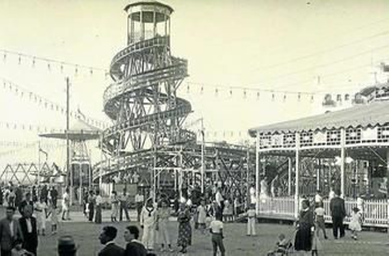 Parque de atracciones en la Velada de los Ángeles