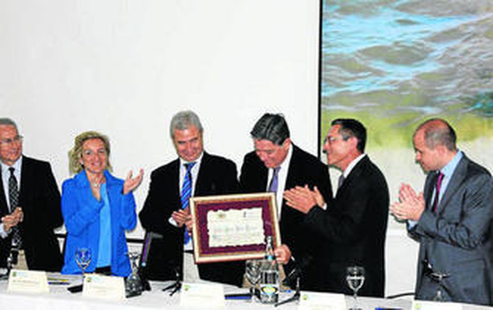 El presidente de SCRATS recibe un homenaje de FERAL por su gestión.