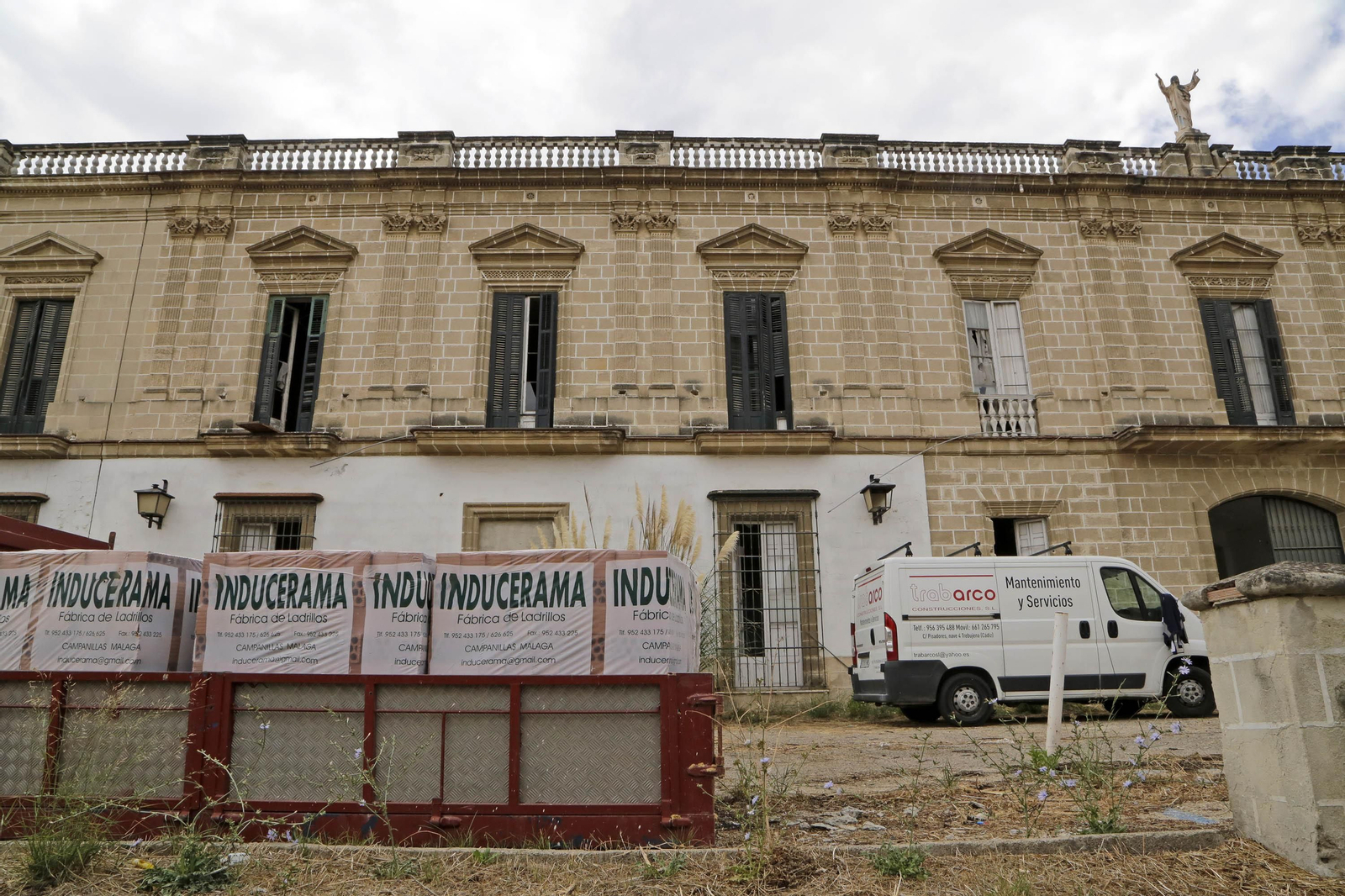 Durante la mañana de ayer se descargó el material para tapiar los accesos.