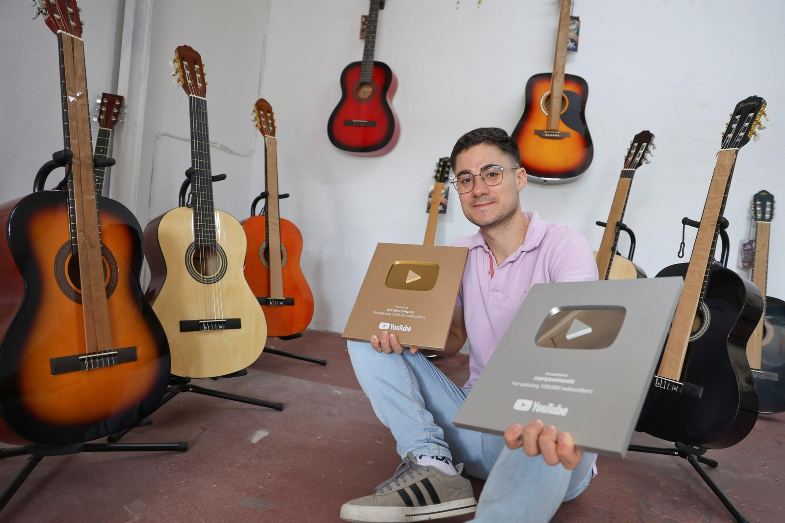 Las fotos de Adrián Campos, el malagueño que triunfa en TikTok y YouTube con sus clases de guitarra