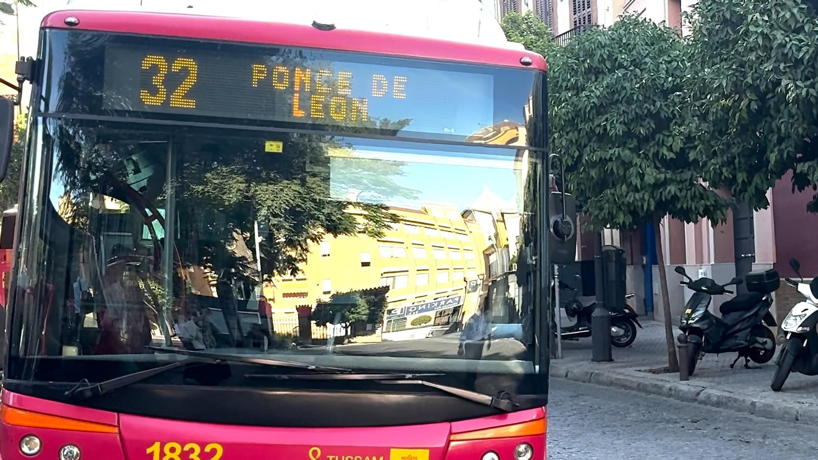 La plaza Ponce de León colapsada por las líneas 27 y 32 de autobús