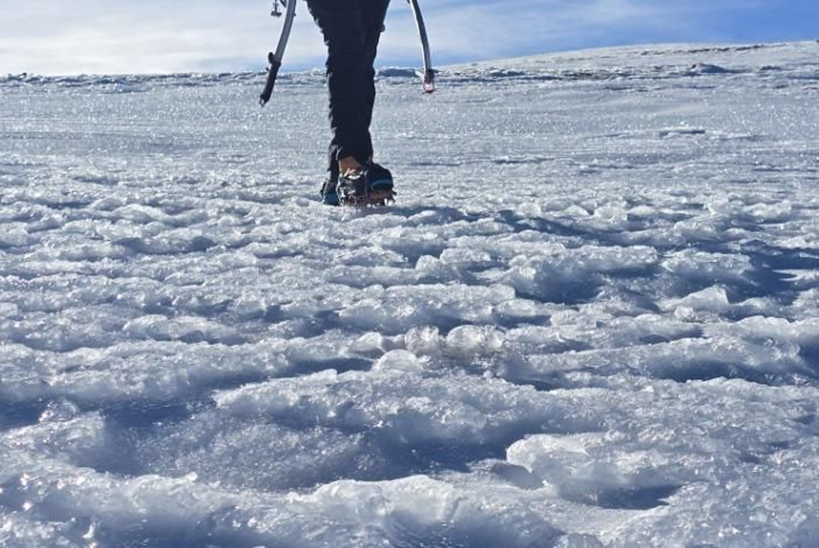 Es imprescindible el uso de crampones y piolets y el control de su manejo.