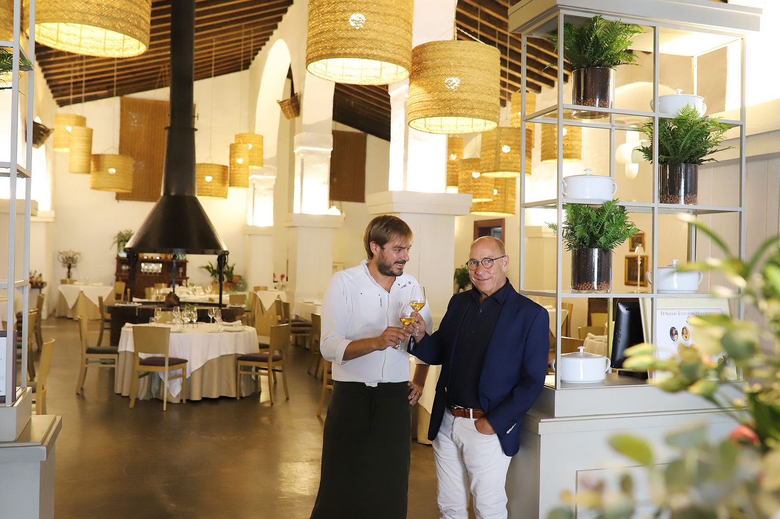 Imágenes de restaurantes y bares que comienzan la reapertura