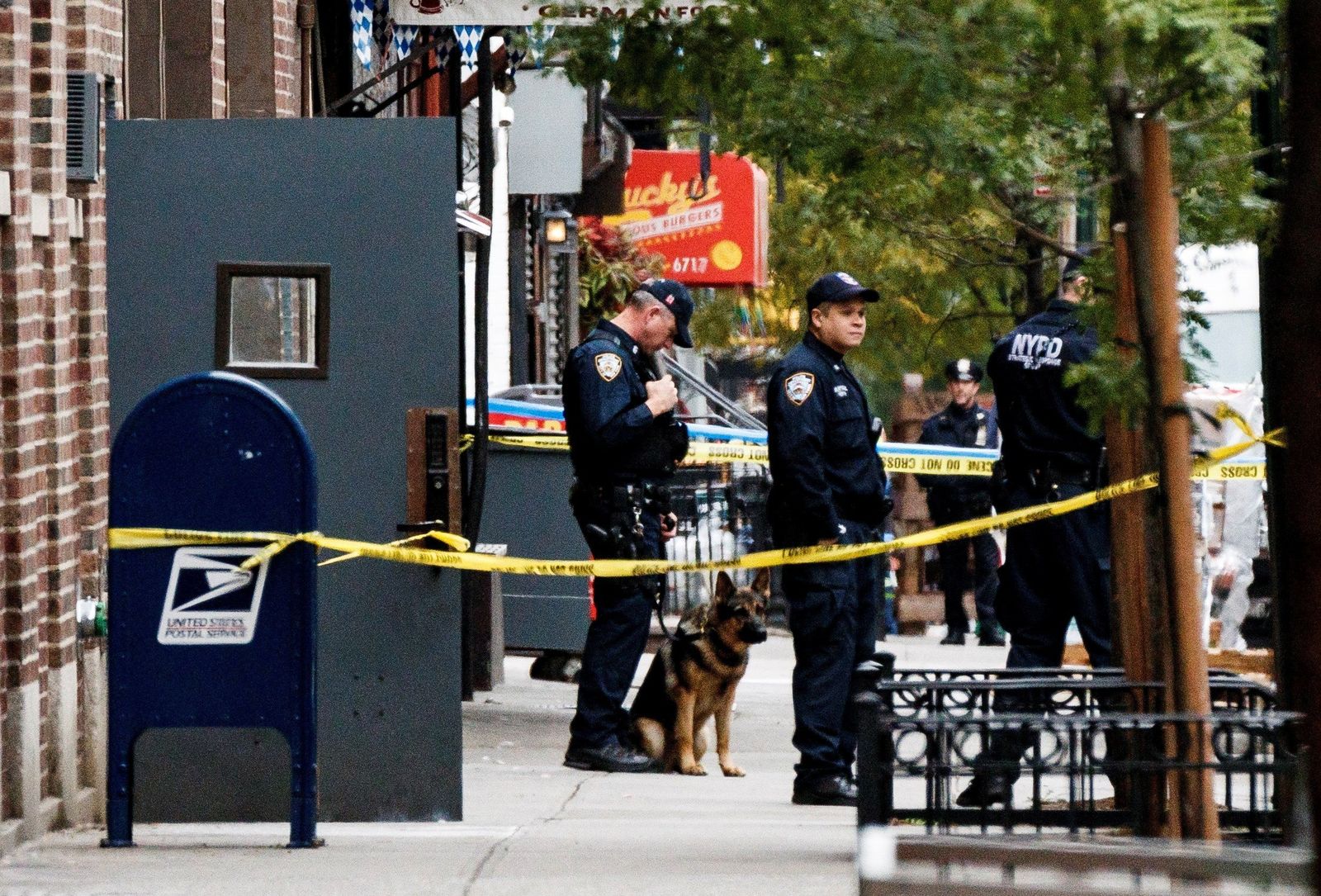 La policía de Nueva York investiga uno de los paquetes sospechosos.