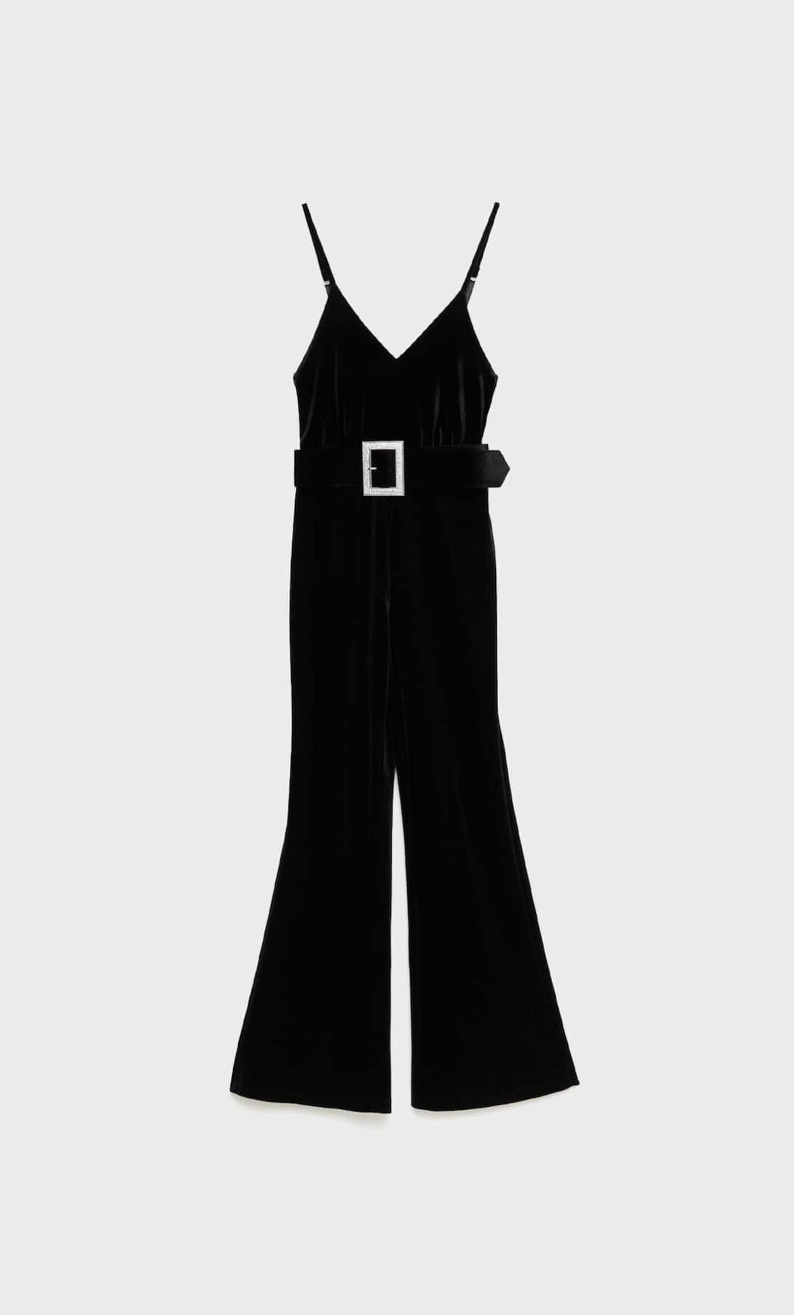 Mono de terciopelo negro con cinturón de Stradivarius.