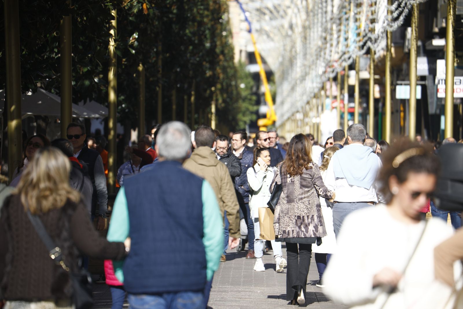 El ambientazo en el Centro de Córdoba para aprovechar el festivo navideño, en imágenes