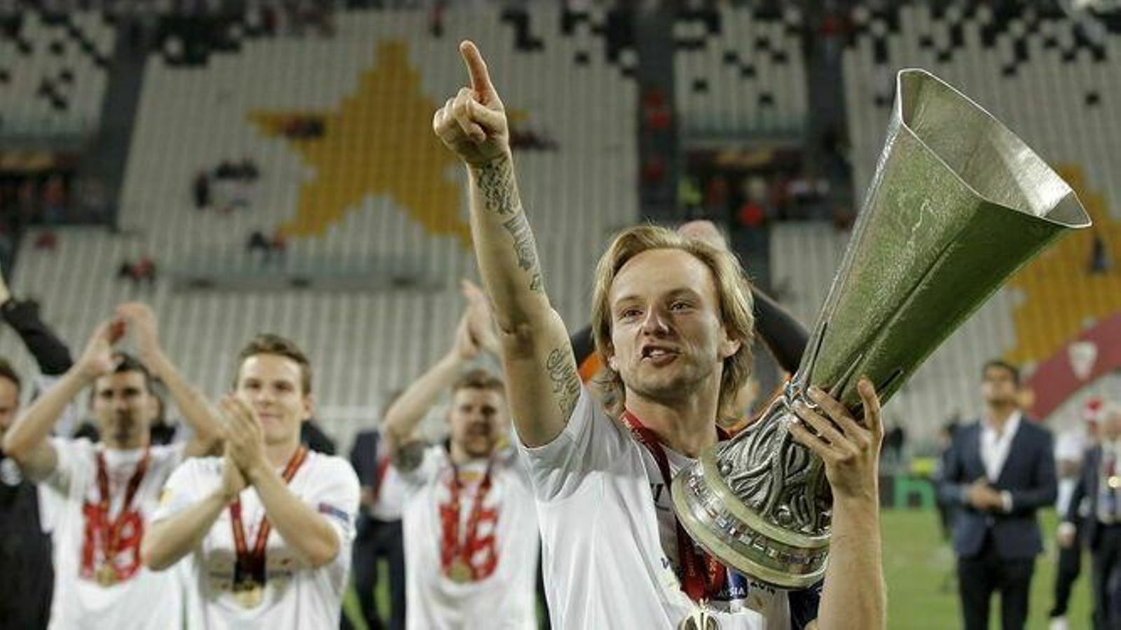 Rakitic dedica la Europa League a los sevillistas en el Juventus Stadium de Turín.
