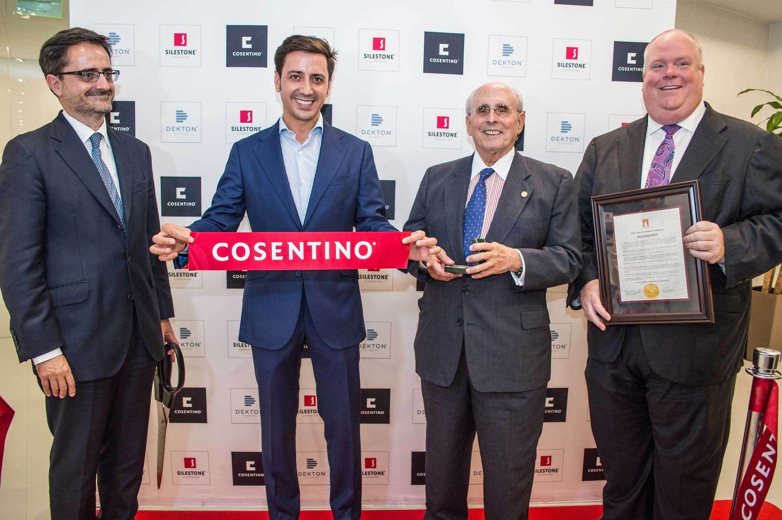 Eduardo Cosentino, CEO de Cosentino Norteamérica -segundo por la izquierda-, en la inauguración de la sede de Miami.