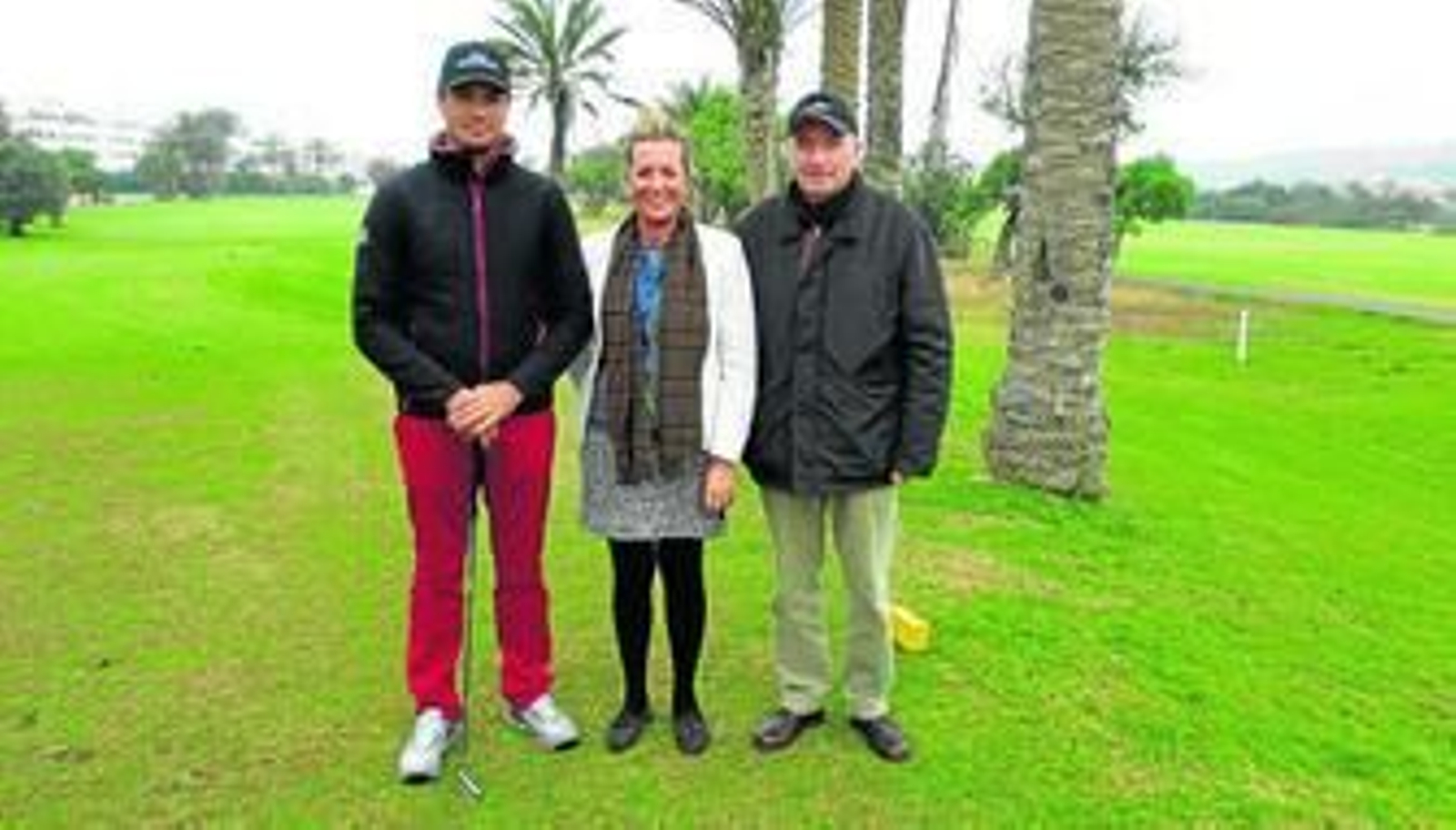 Juan Parrón (derecha) posa con sus dos hijos, Juan y Marisa, en el campo de golf de Almerimar, donde ejerció su profesión durante 35 años.