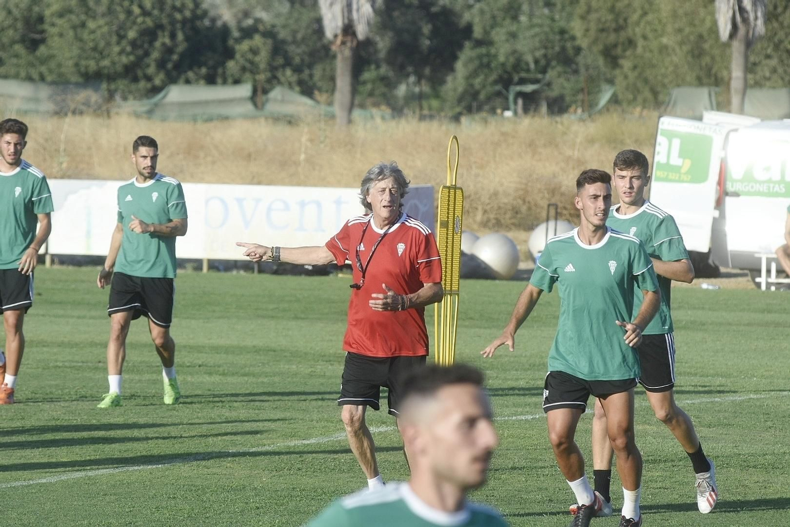 Enrique Martín dirige a sus jugadores durante una sesión en la Ciudad Deportiva.