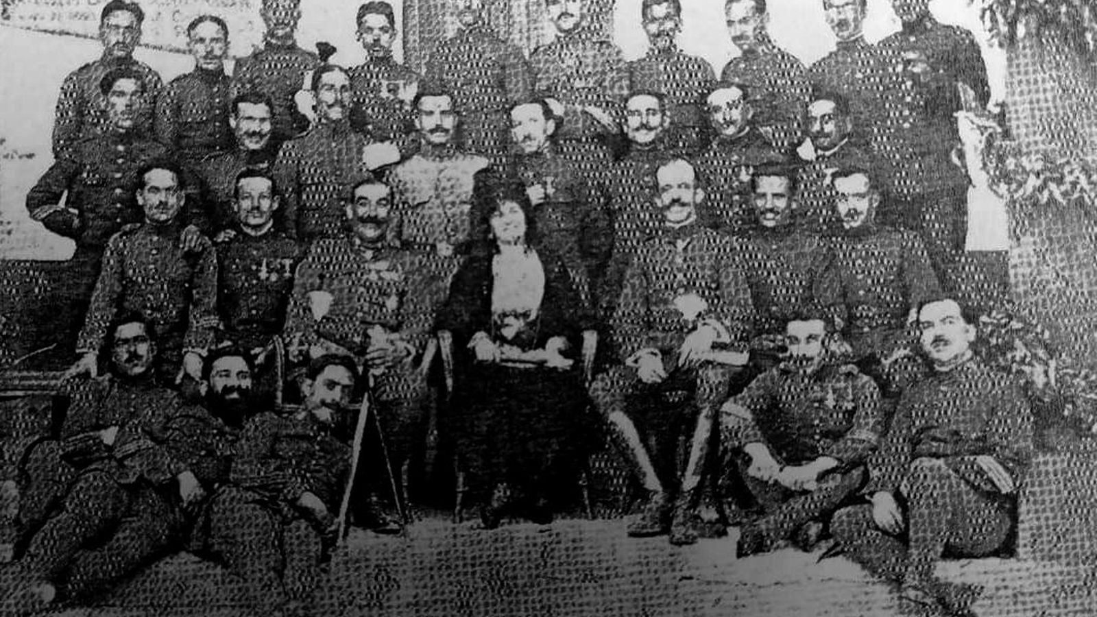 La Presidenta de la Junta de Damas María Roda de Talavera con la oficialidad del Regimiento