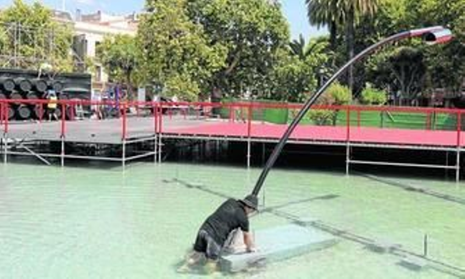 Un operario da los últimos retoques a una de las venencias situadas en la fuente de la plaza del Mamelón.