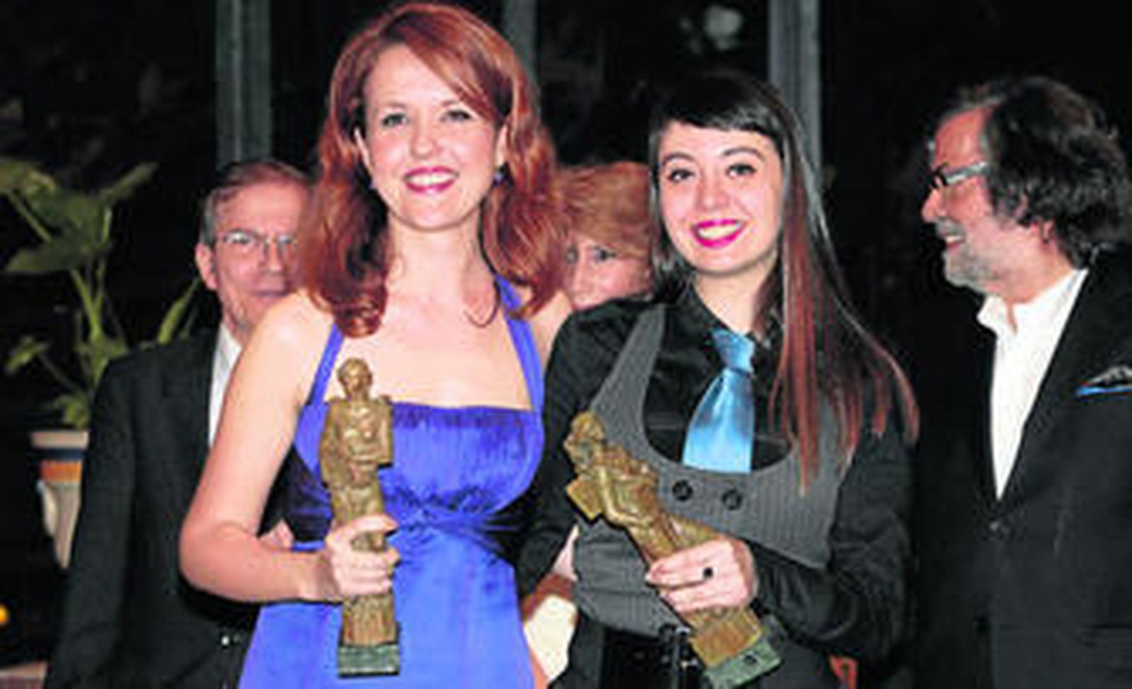 Vanessa Montfort (a la izquierda) posa con su flamante premio junto a la ganadora del Ateneo Joven de Sevilla, María Zaragoza.