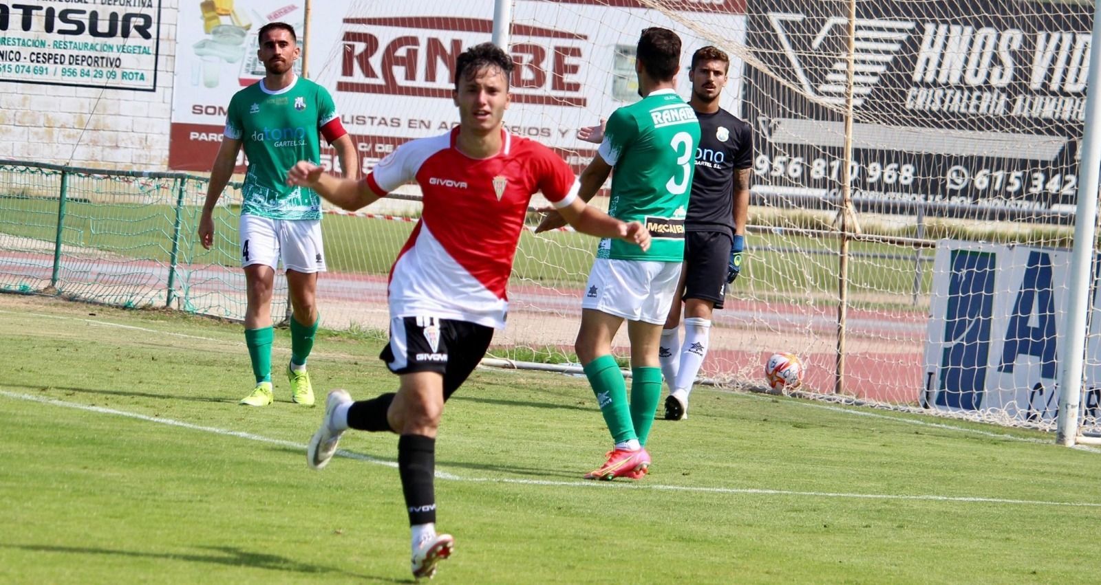 Ale Marín celebra su gol ante el Rota.