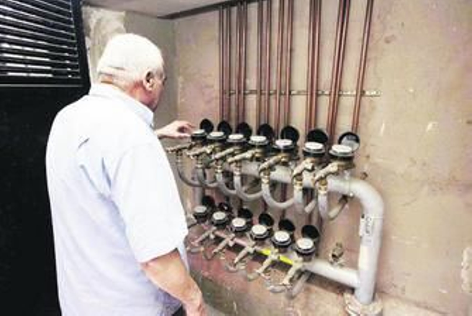 Un vecino comprueba el estado de los contadores de agua individuales.