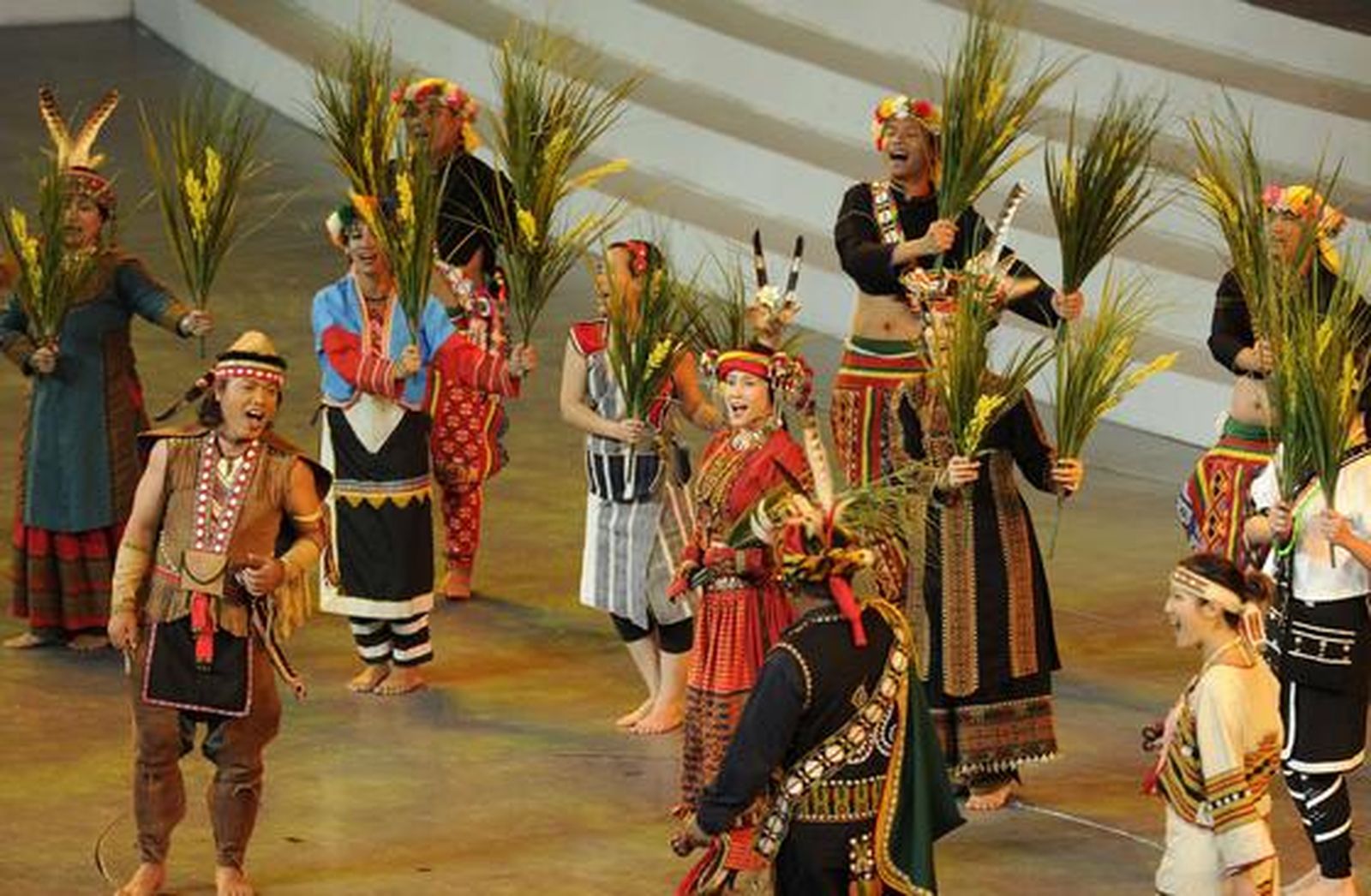 Minorías étnicas chinas actúan durante el acto inaugural.

Foto: Peter Parks (AFP Photo)