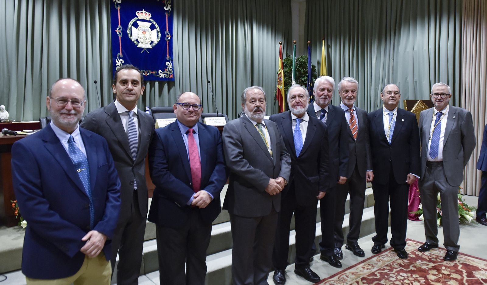 El presidente del Colegio, Alfonso Carmona, en el centro, junto a doctores de reconocido prestigio.