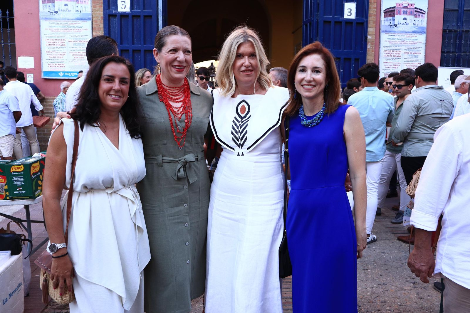 Imágenes de ambiente en el cuarto día de toros en Huelva