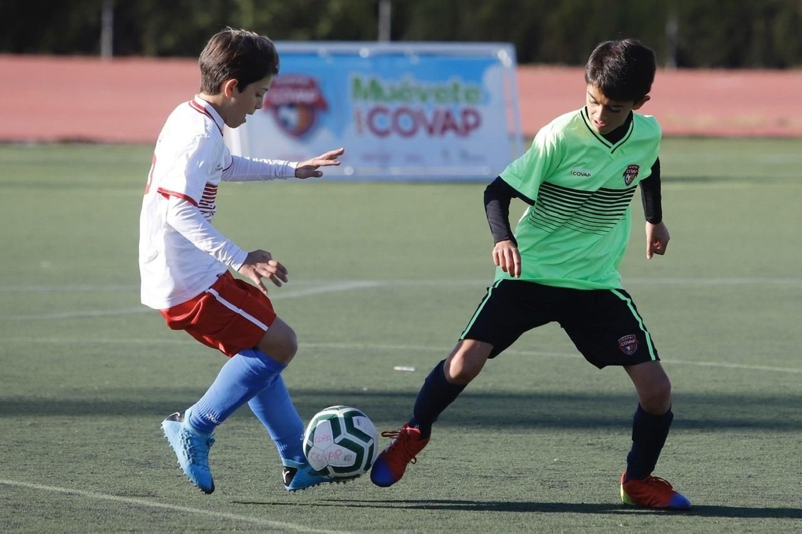 Dos niños juegan al fútbol durante la Copa Covap