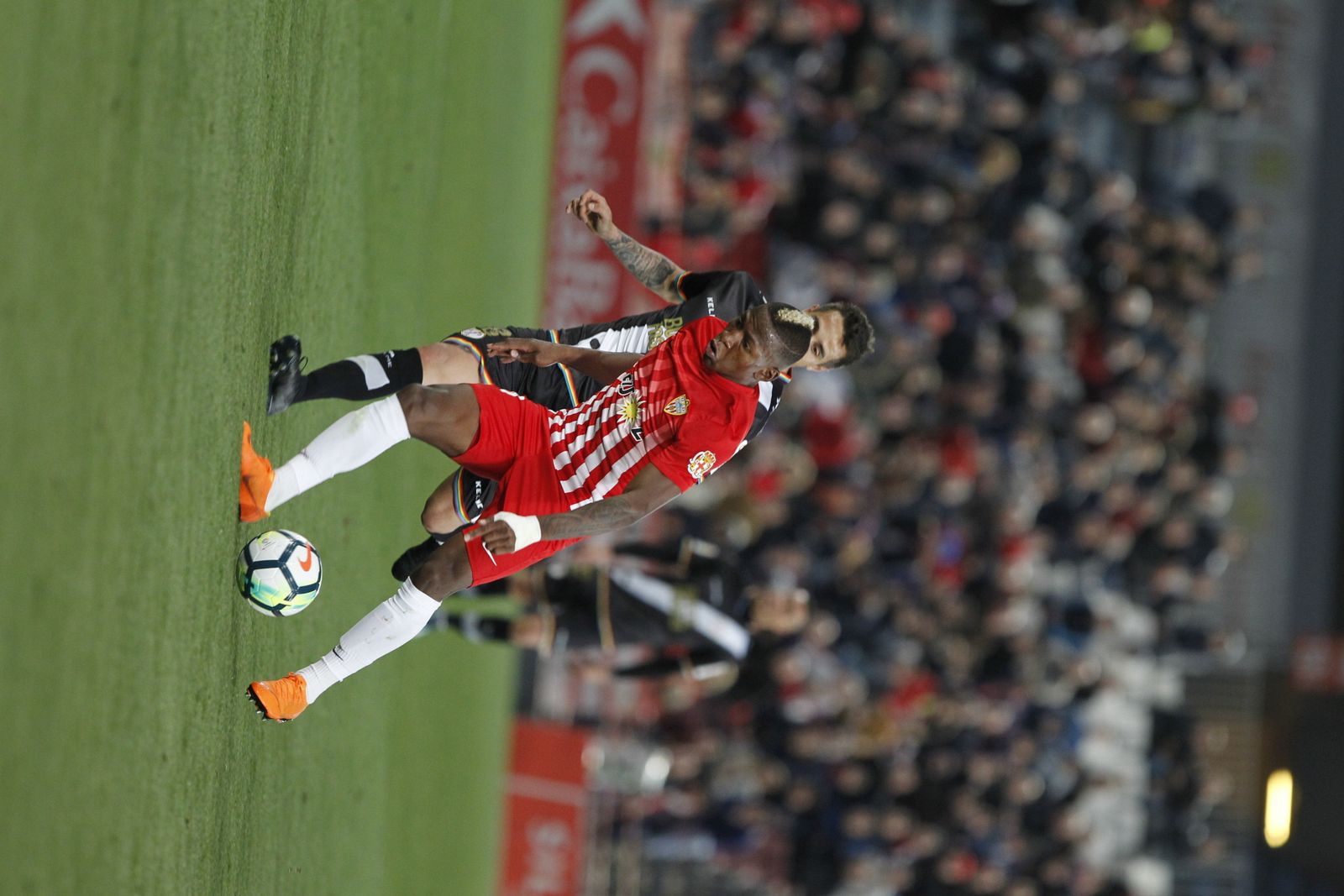 Pervis Estupiñán volvió a cumplir en el carril zurdo incorporándose cada vez quee pudo al ataque.