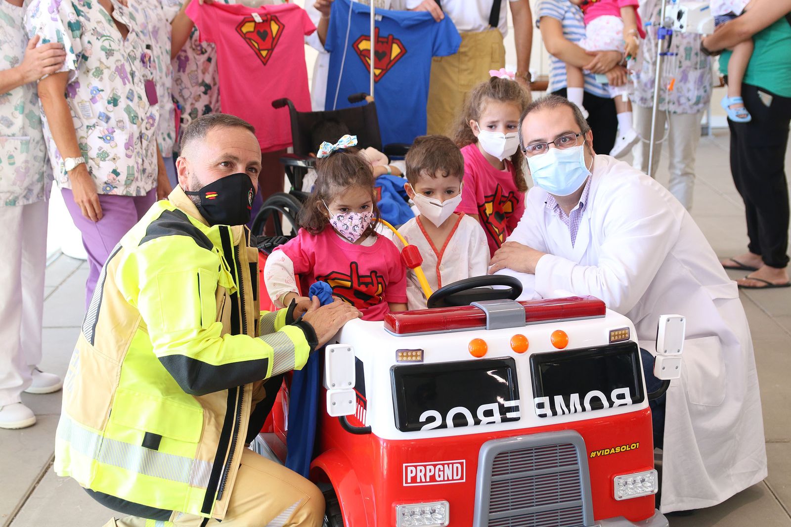 Fotogalería los bomberos de Almería regalan un cochecito eléctrico y camisetas a los niños hospitalizados de Torrecárdenas