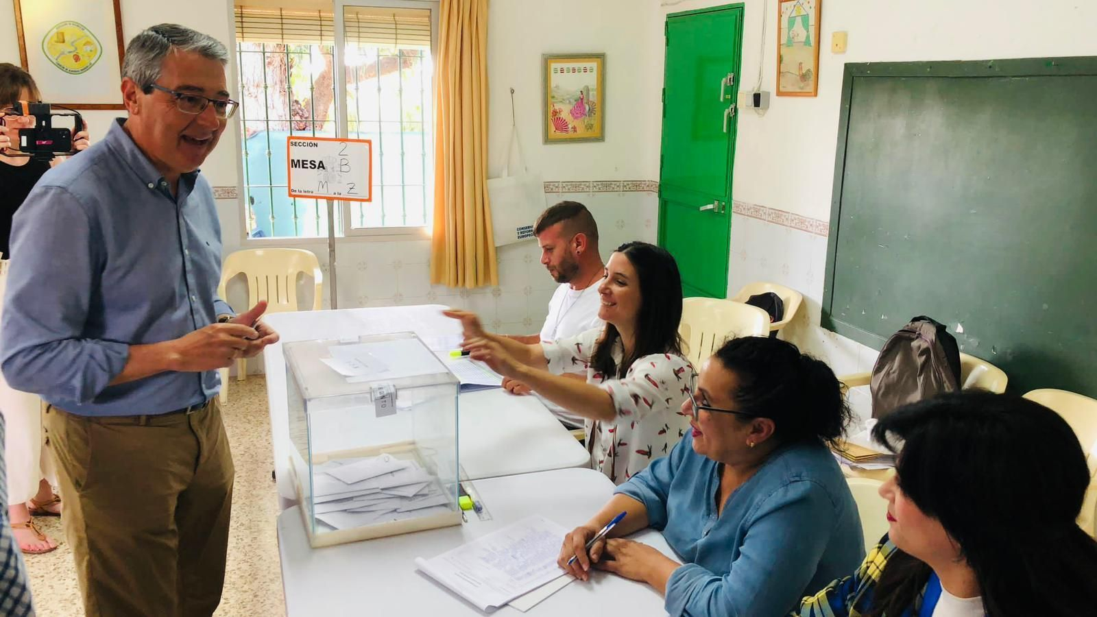 Salado votando en Rincón de la Victoria. Salado votando en Rincón de la Victoria.