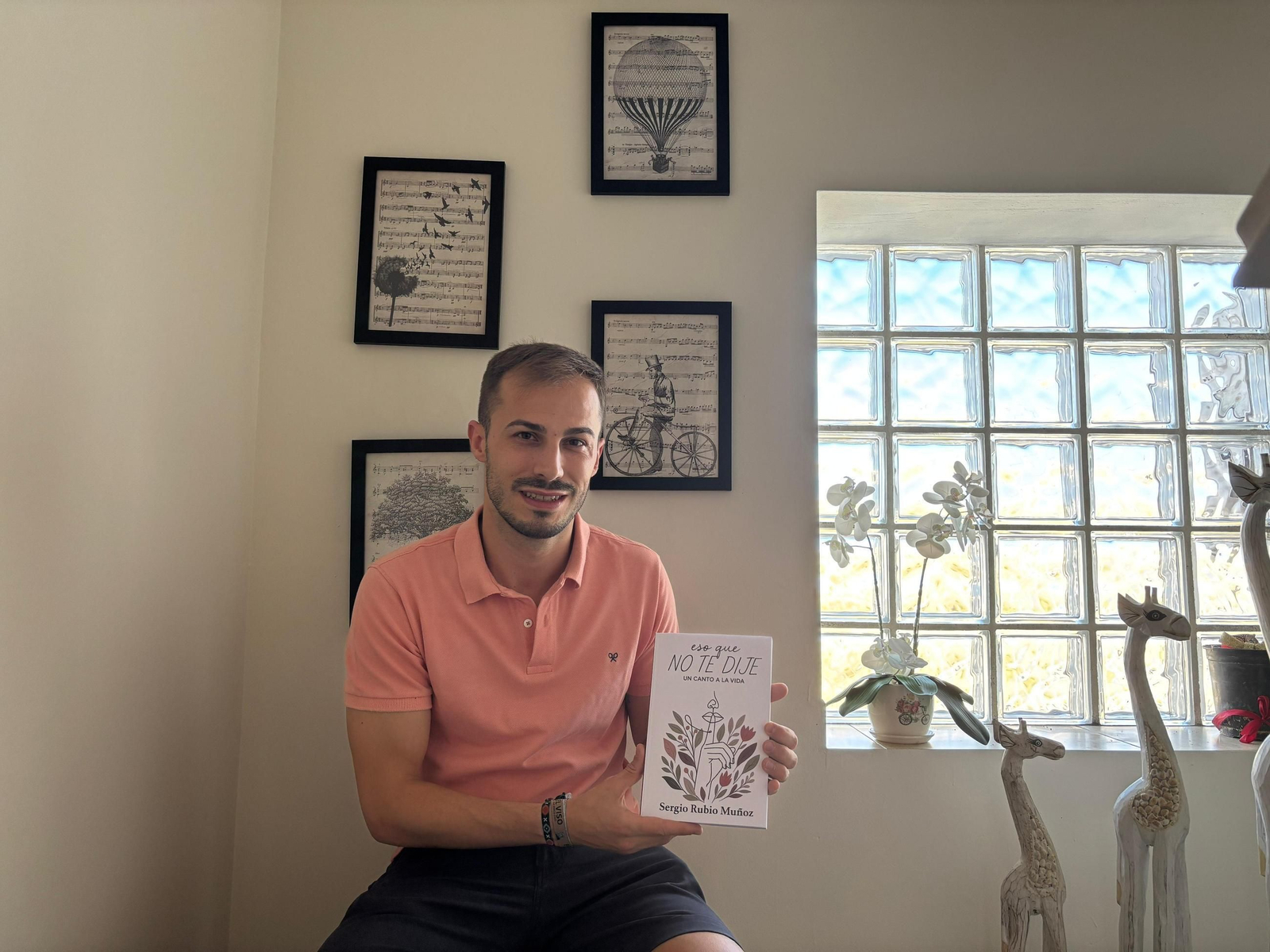 Sergio Rubio, con su libro.