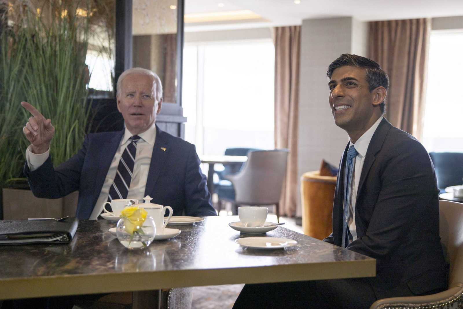 El presidente estadounidense, Joe Biden, y el primer ministro británico, Rishi Sunak, durante su reunión en Belfast. El presidente estadounidense, Joe Biden, y el primer ministro británico, Rishi Sunak, durante su reunión en Belfast.